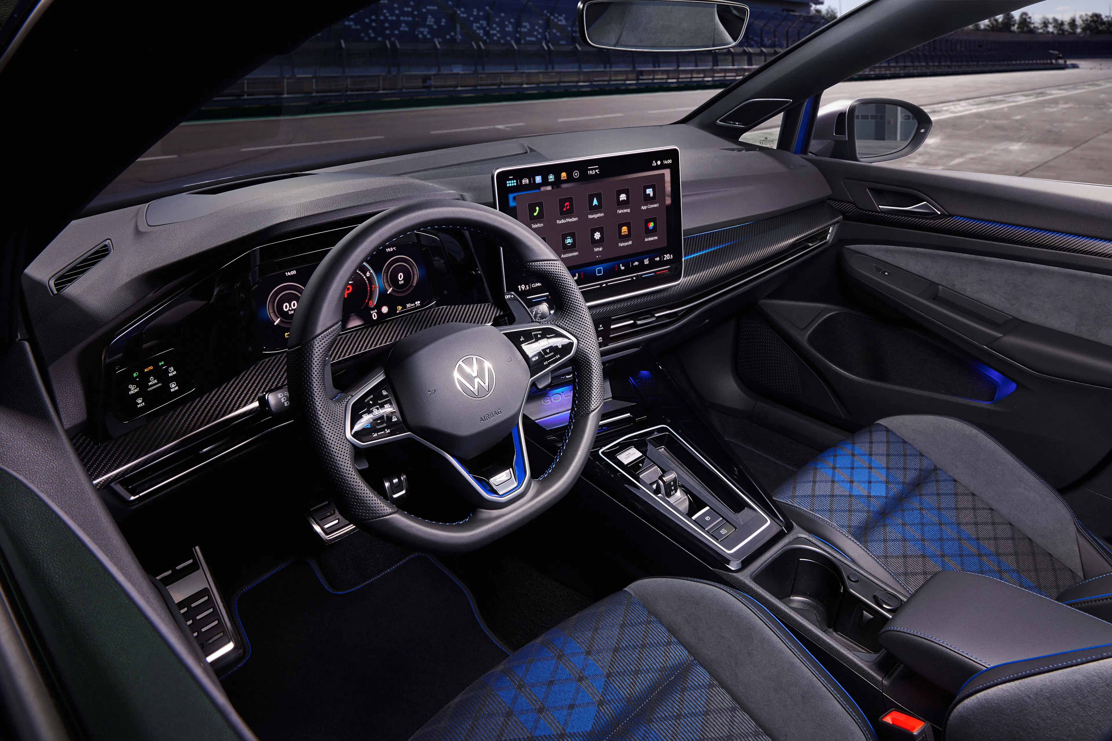 Das Cockpit des VW Golf R