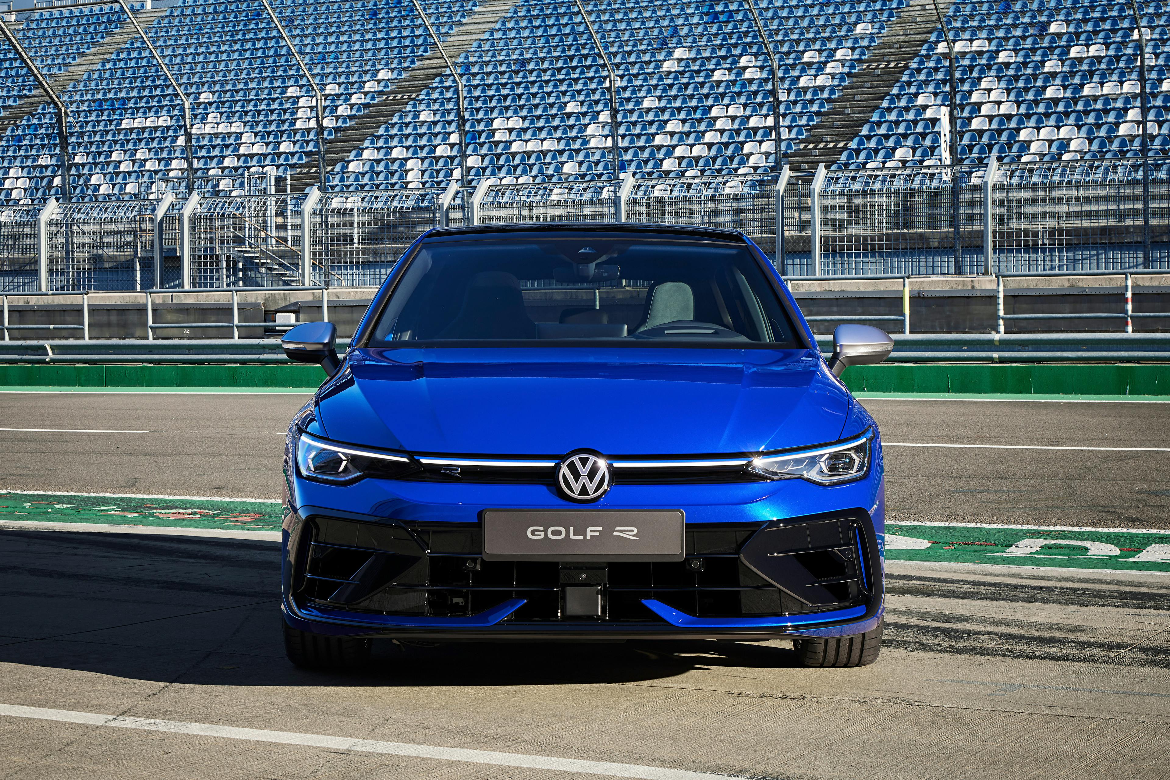 Ein blauer VW Golf R auf dem Lausitzring