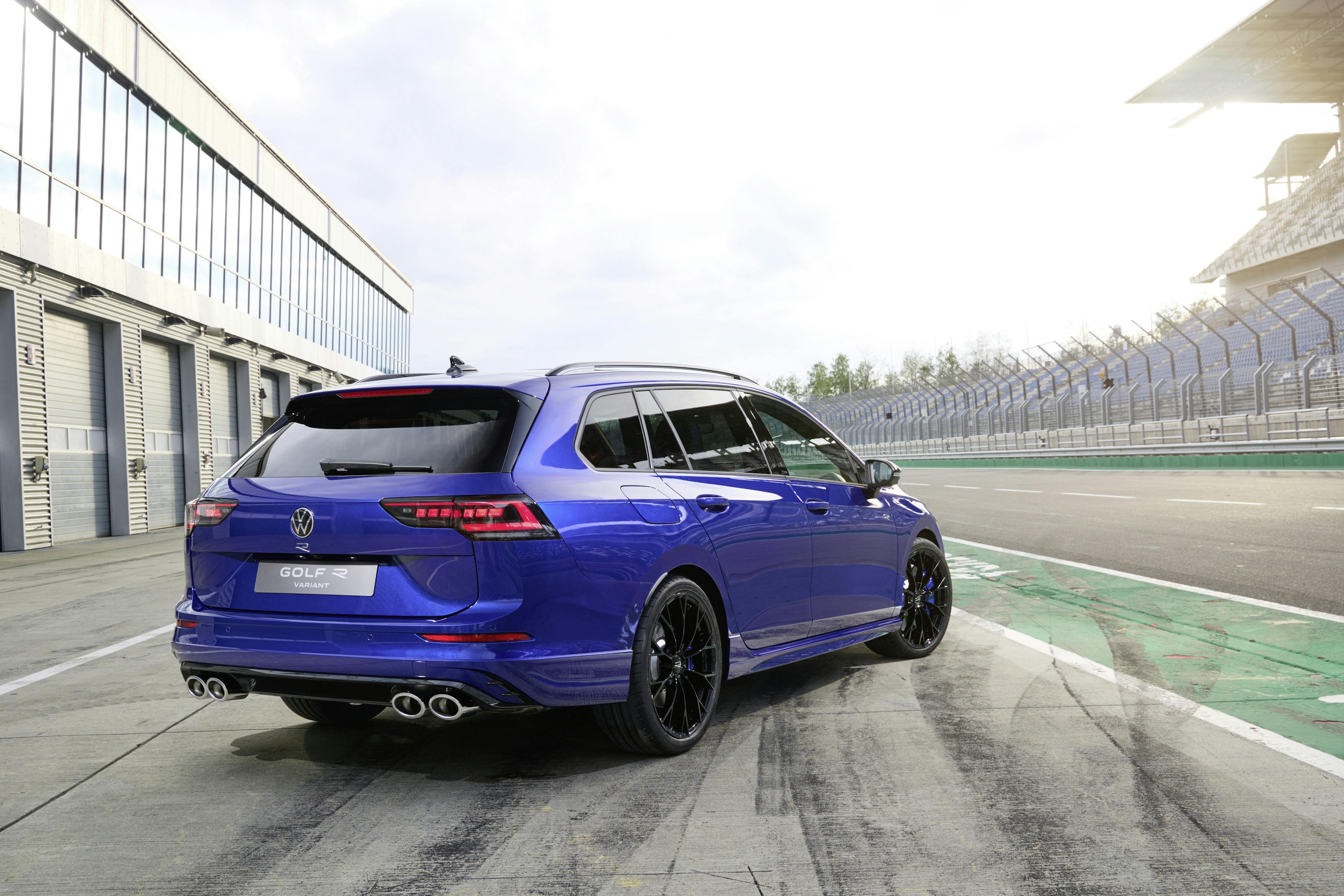 Ein blauer VW Golf R Variant auf dem Lausitzring