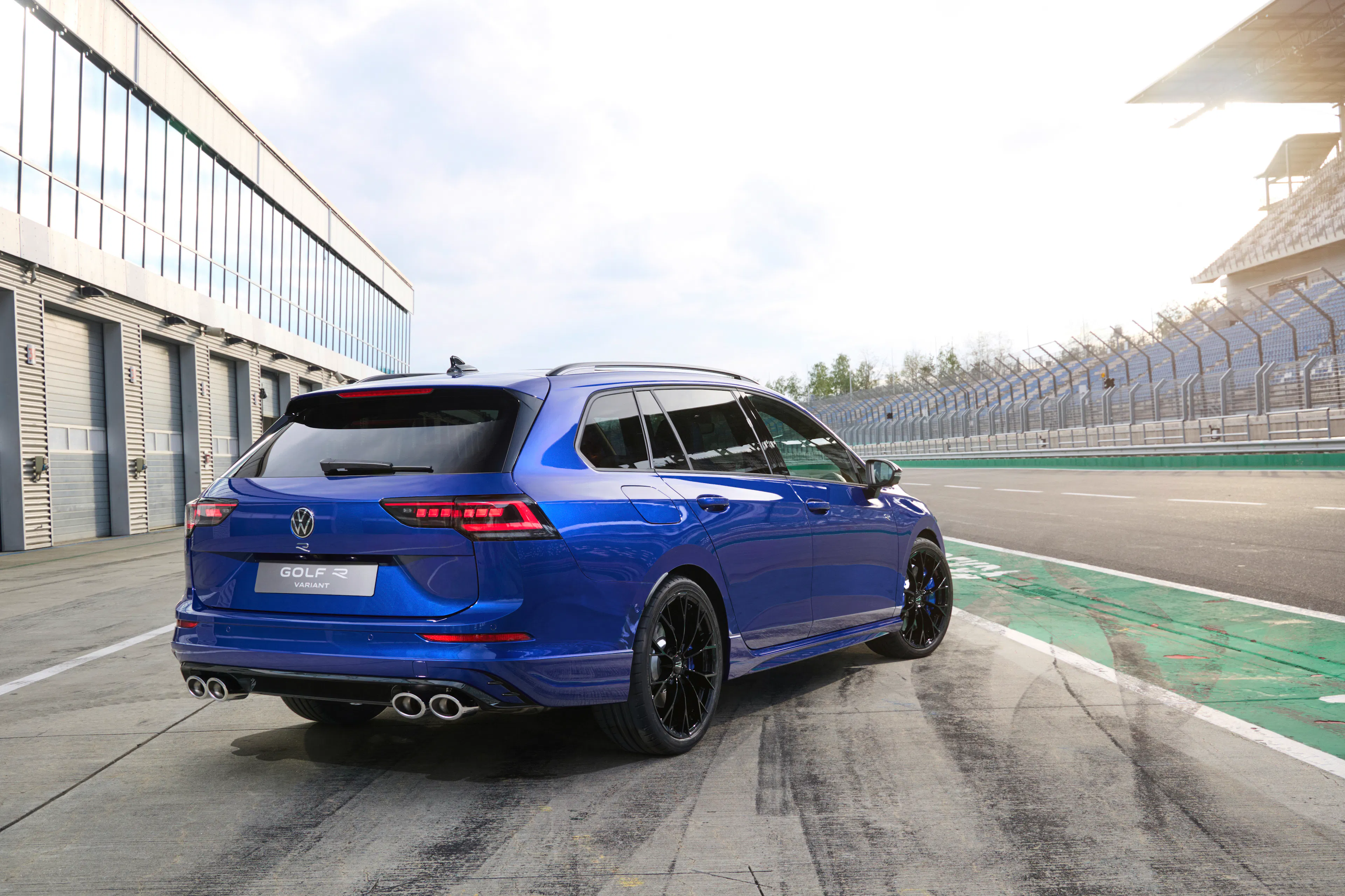Ein blauer VW Golf R Variant auf dem Lausitzring
