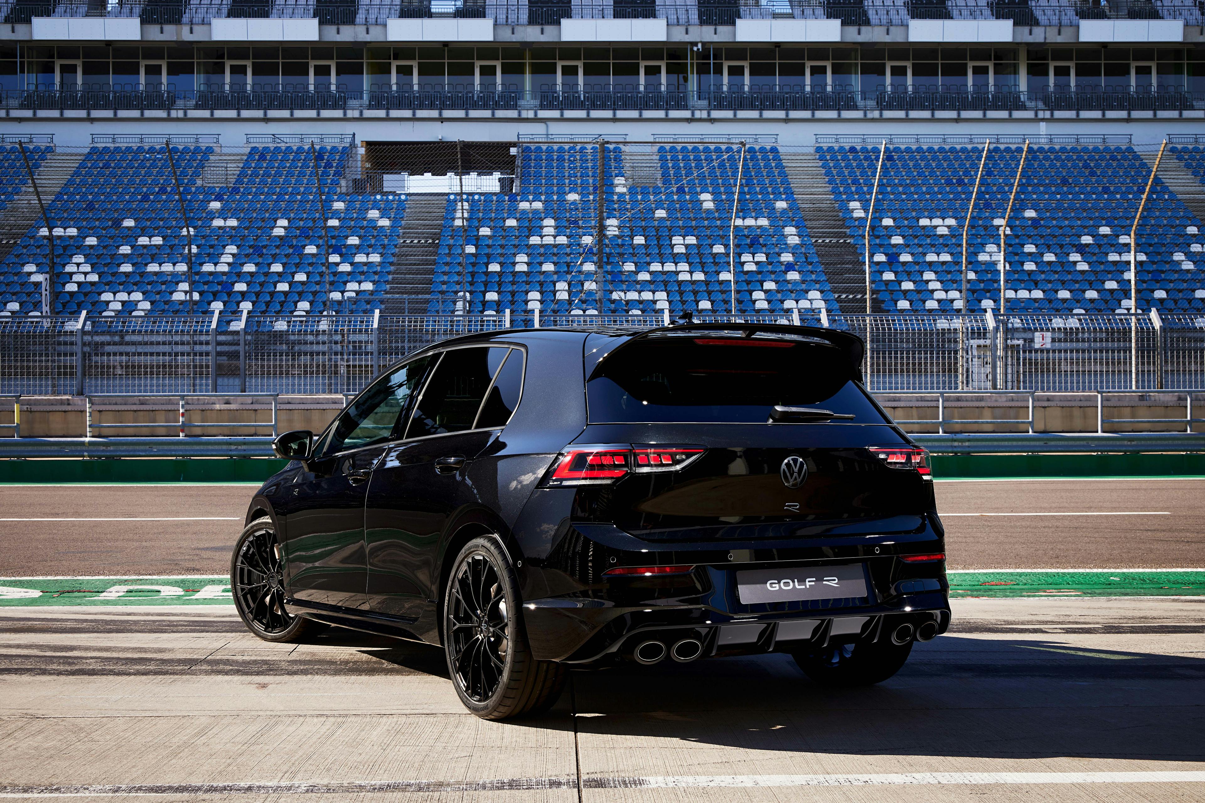 Ein schwarzer VW Golf R "Black Edition" auf dem Lausitzring