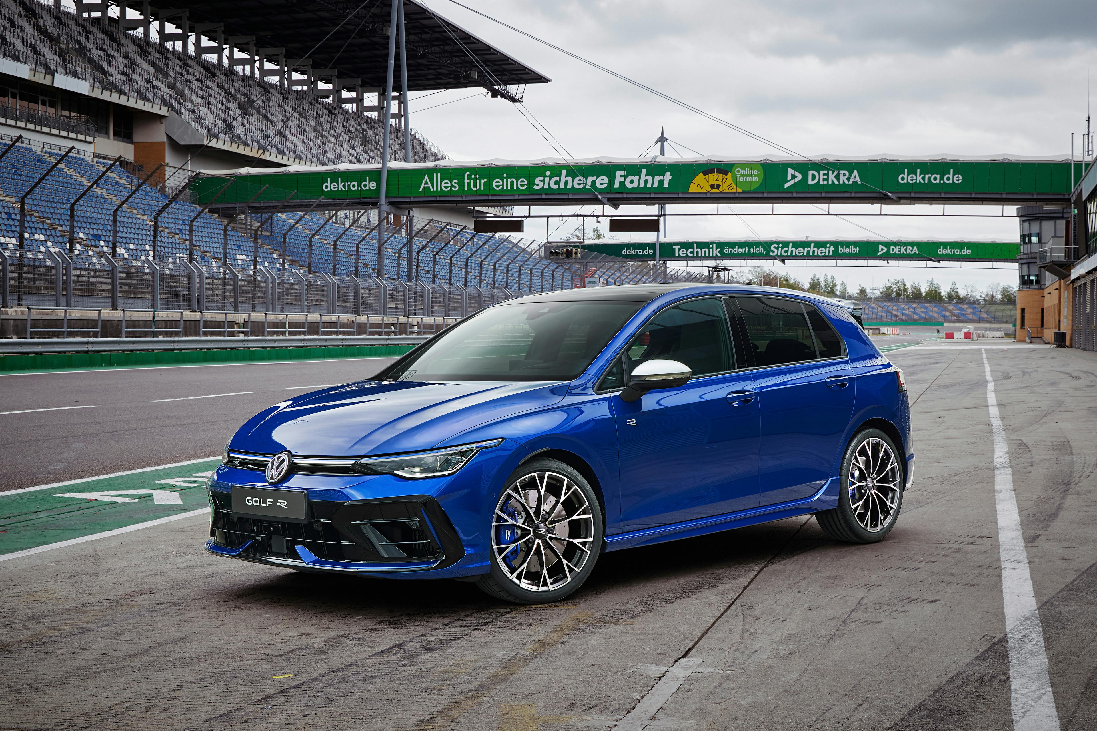 Ein blauer VW Golf R auf dem Lausitzring