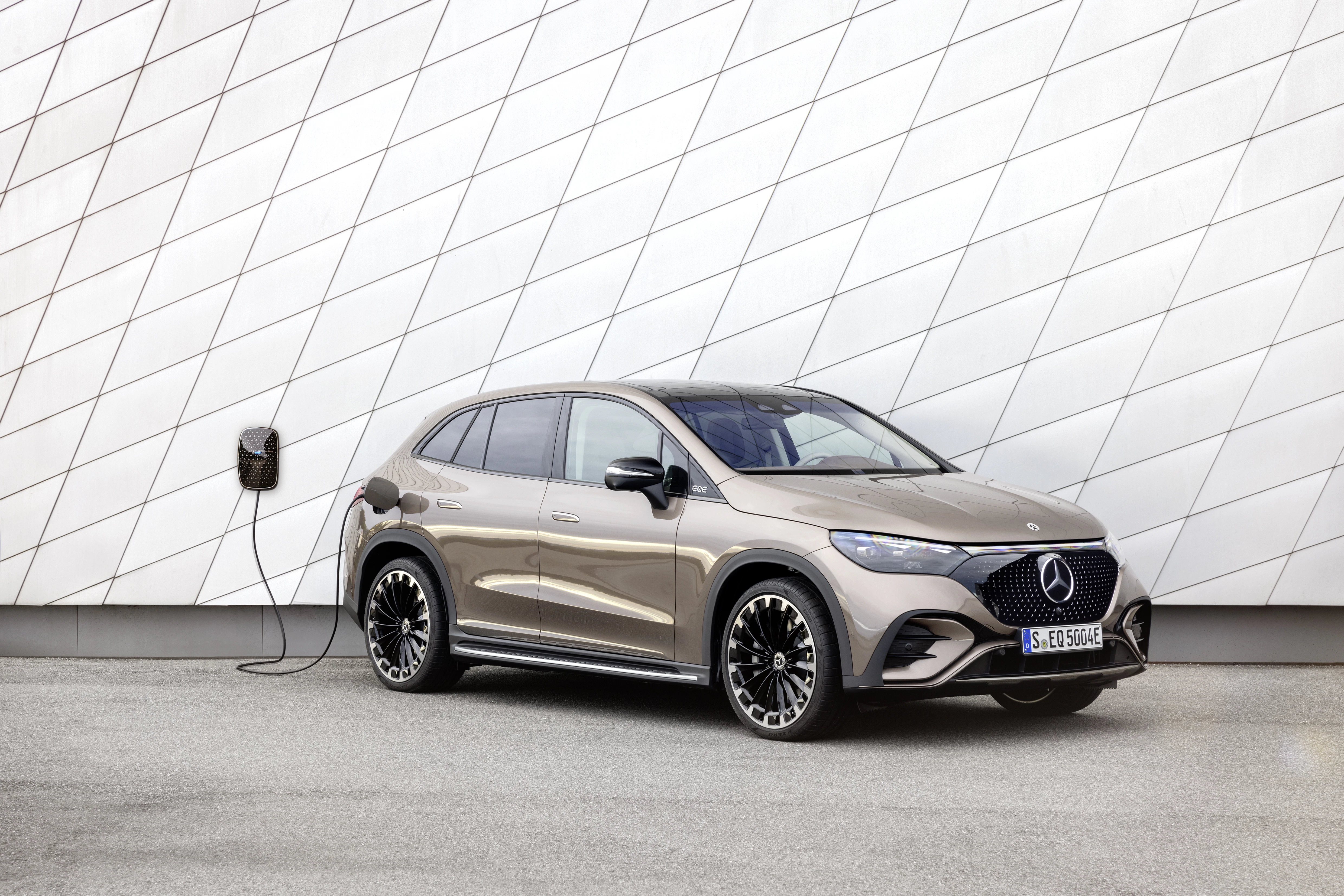 Mercedes EQE SUV Außenansicht vorne statisch