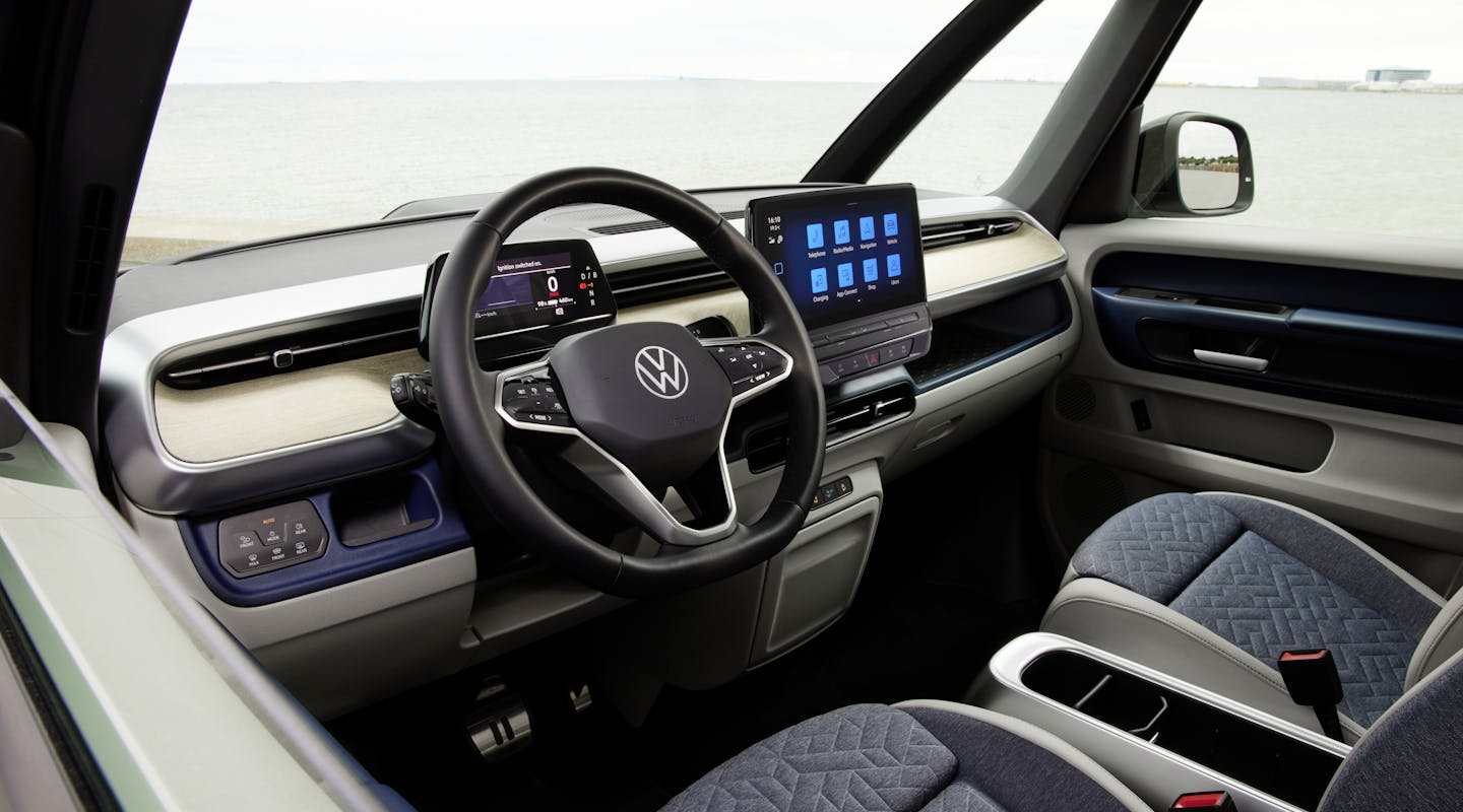 Die Armatur und das Lenkrad im VW ID.Buzz