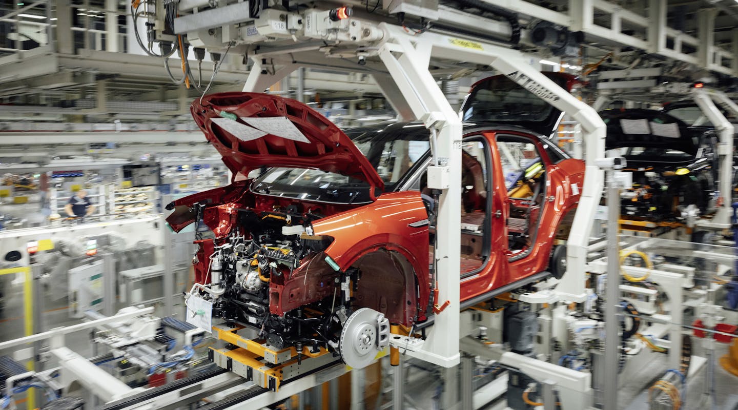 Ein VW ID.5 in einer Produktionsstraße