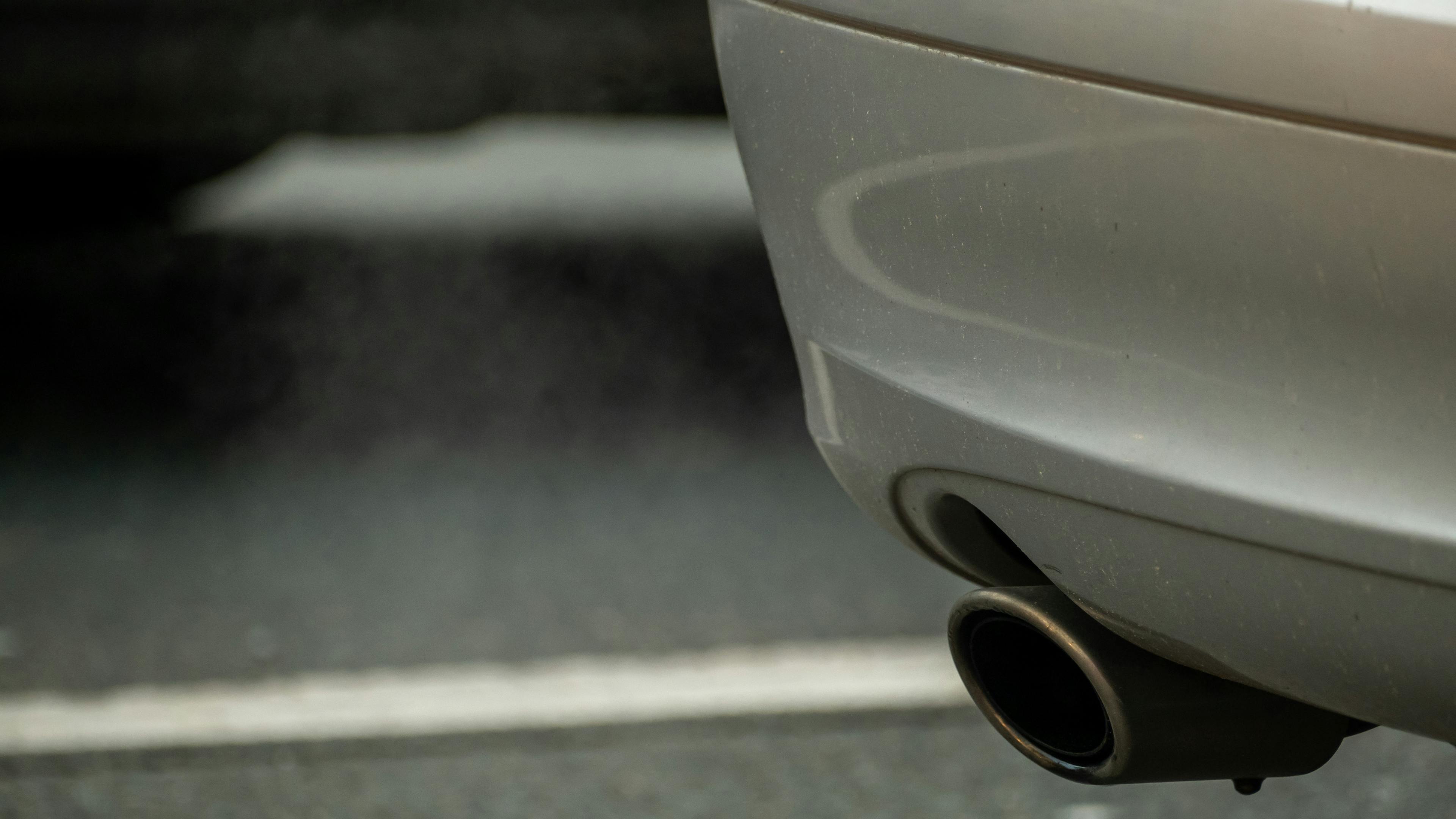 Datailaufnahme eines Auspuffrohrs eines silbernen Autos.
