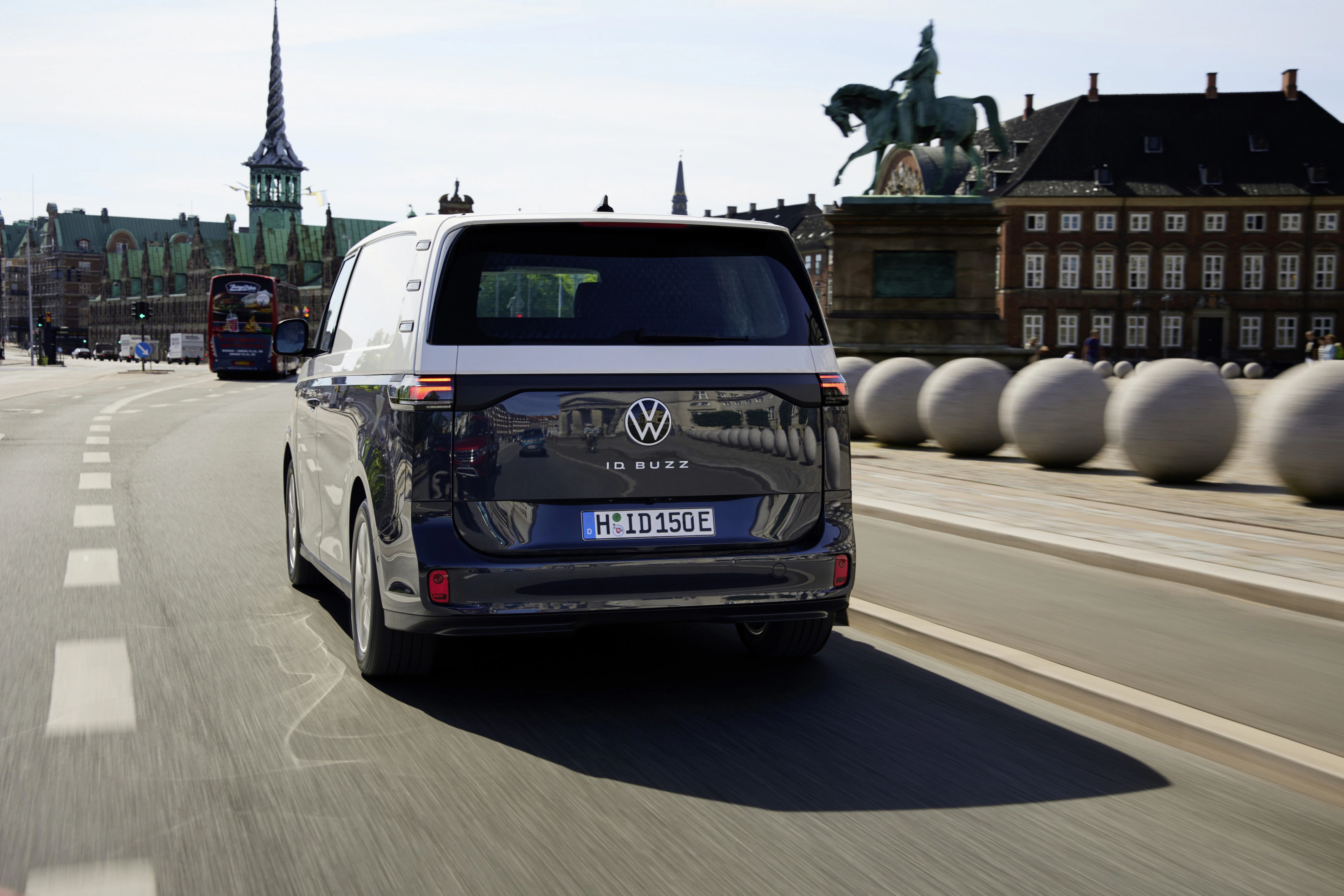 VW ID.Buzz Cargo Heckansicht dynamisch