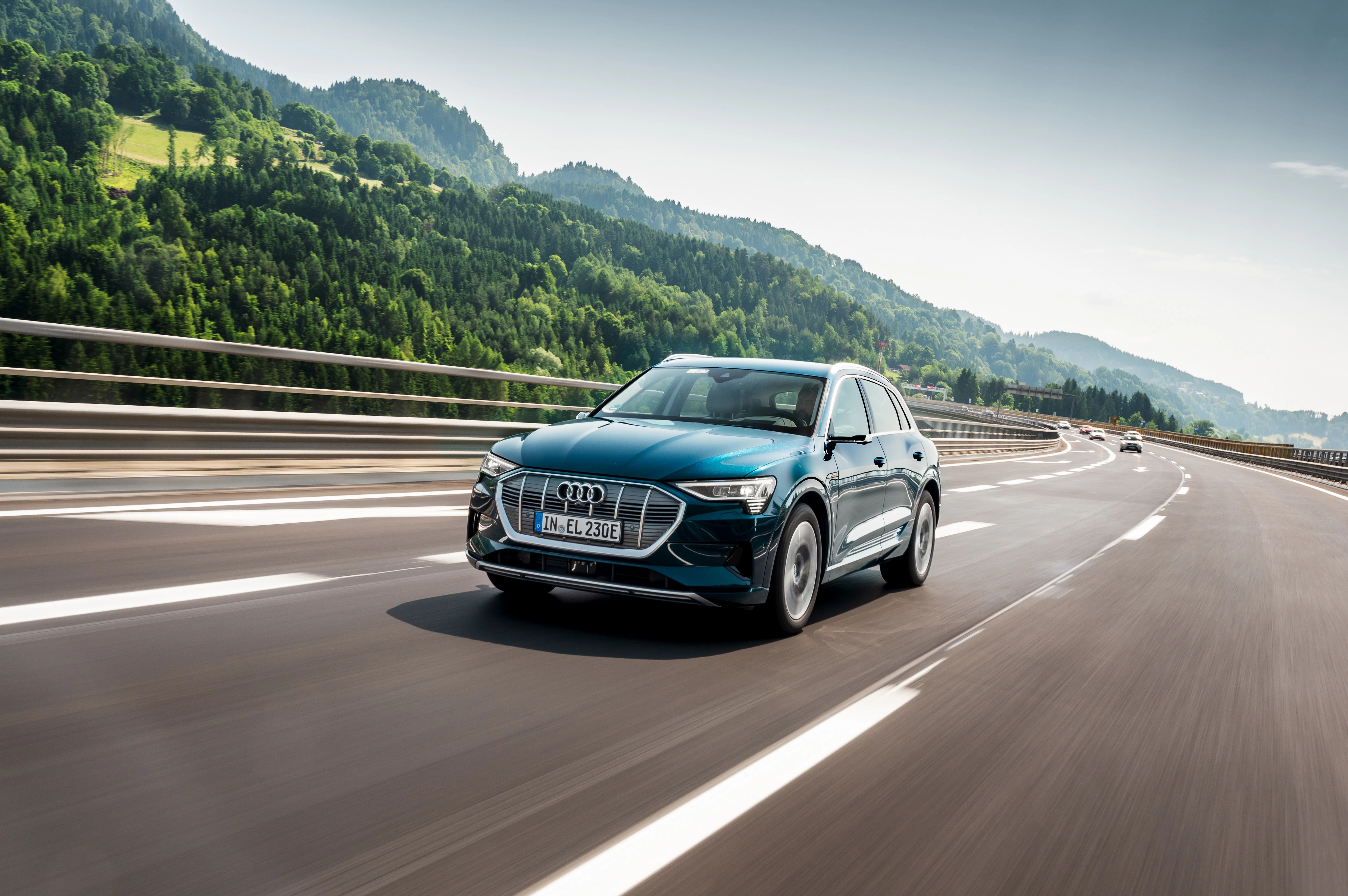 Audi e-tron blau, fährt auf Landstraße