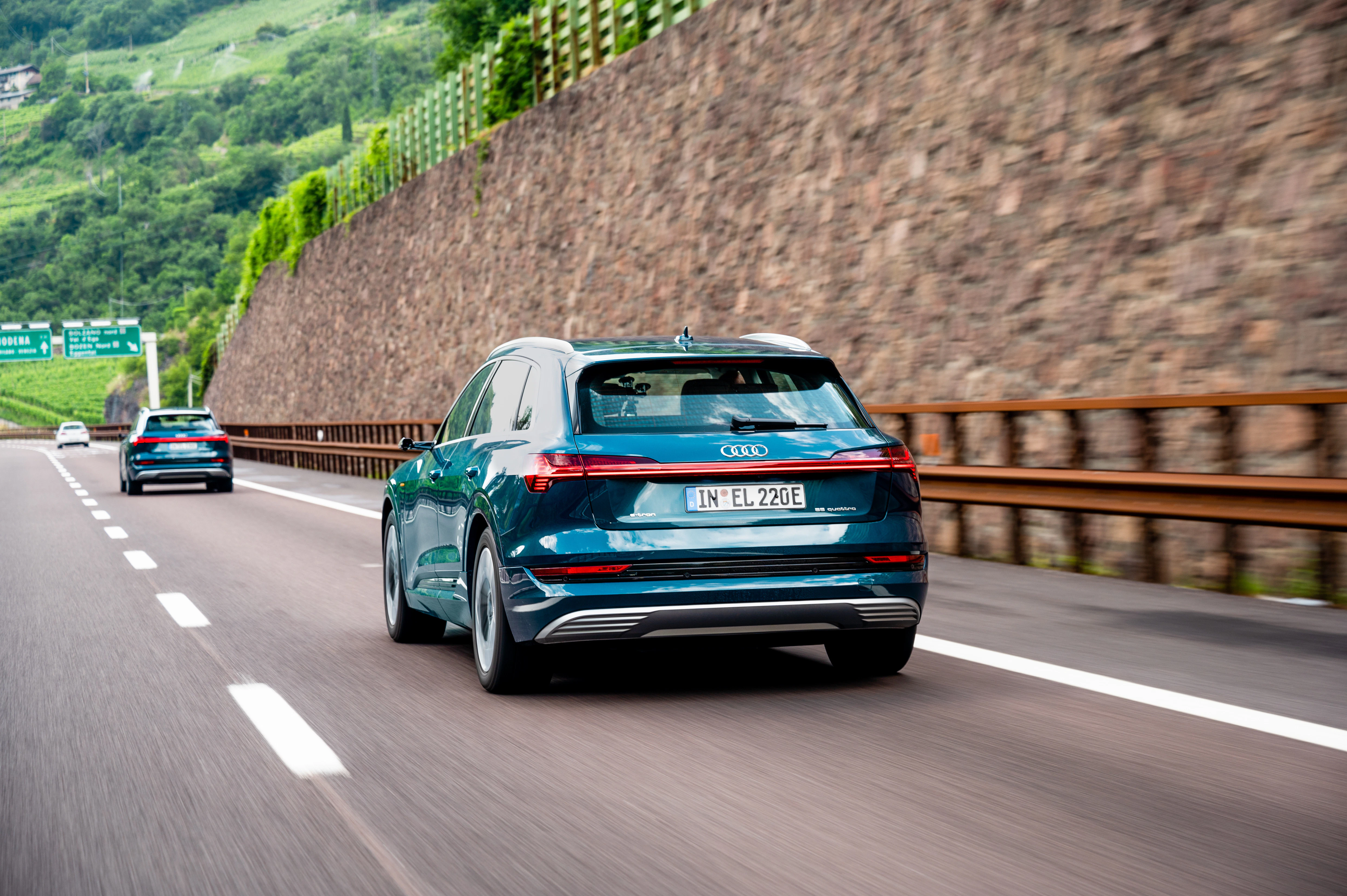 Audi e-tron blau, fährt auf Landstraße