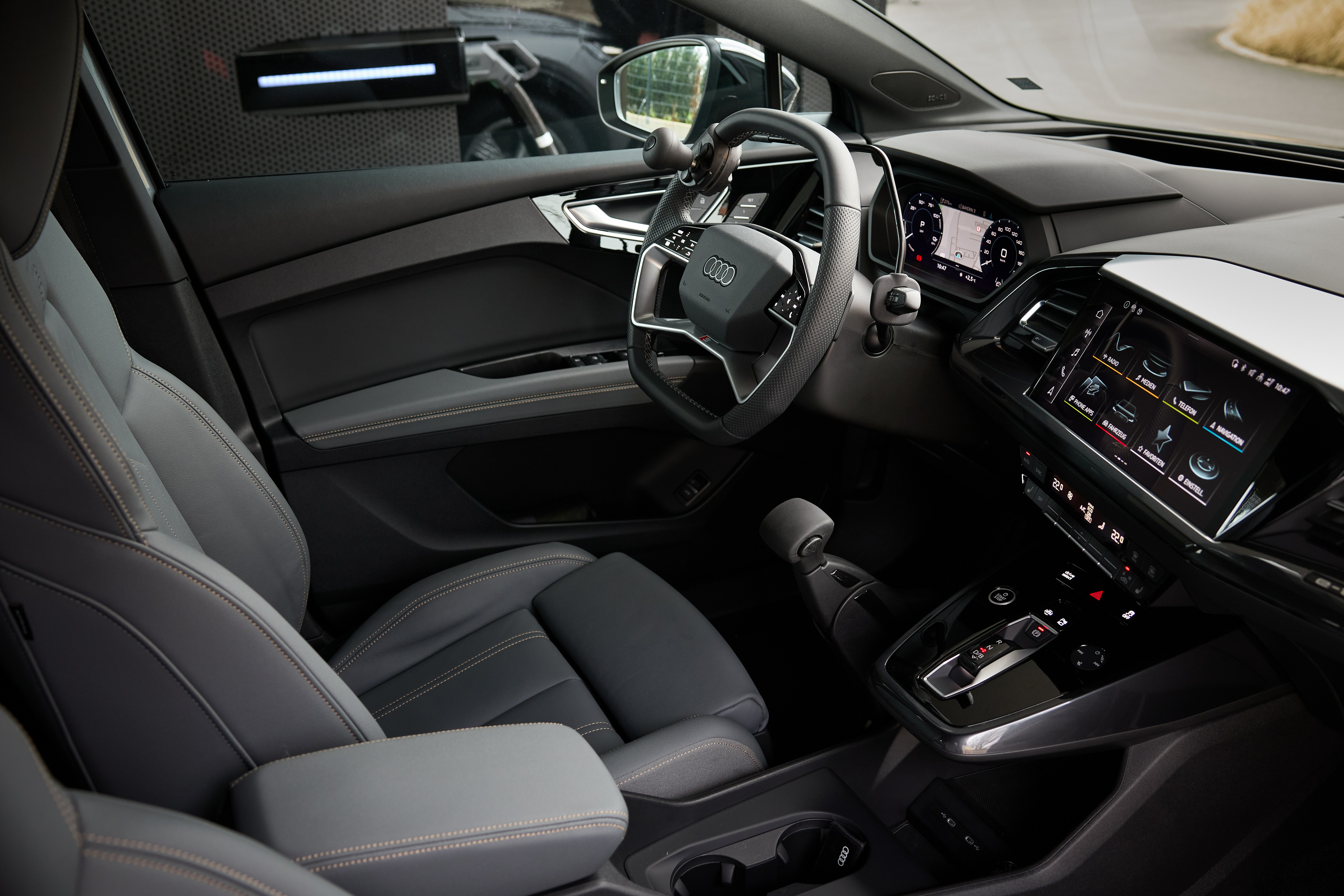 Der Fahrerbereich und die Amartur in einem Audi Q4 e-tron