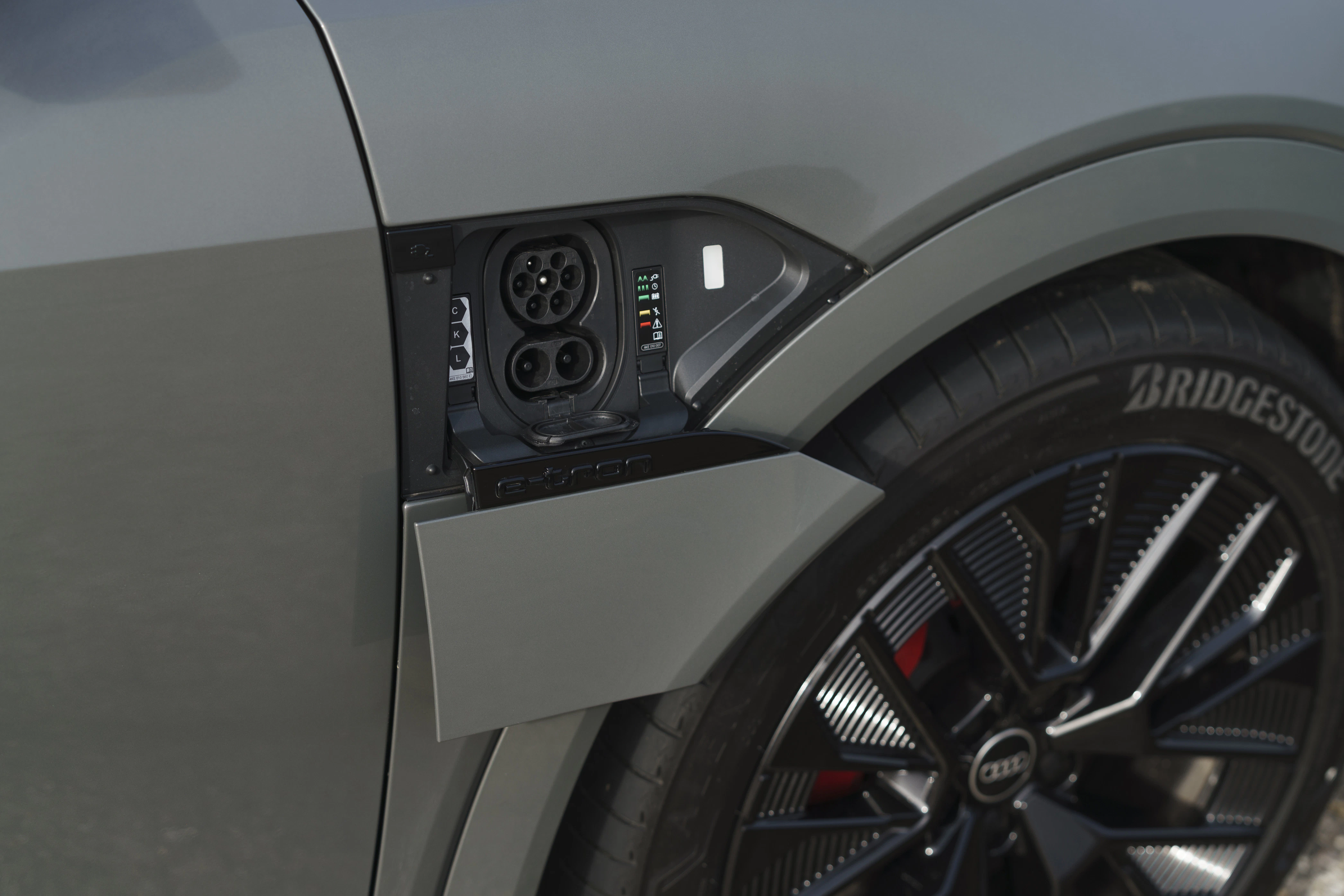 Der Ladeanschluss an einem grauen Audi Q8 e-tron