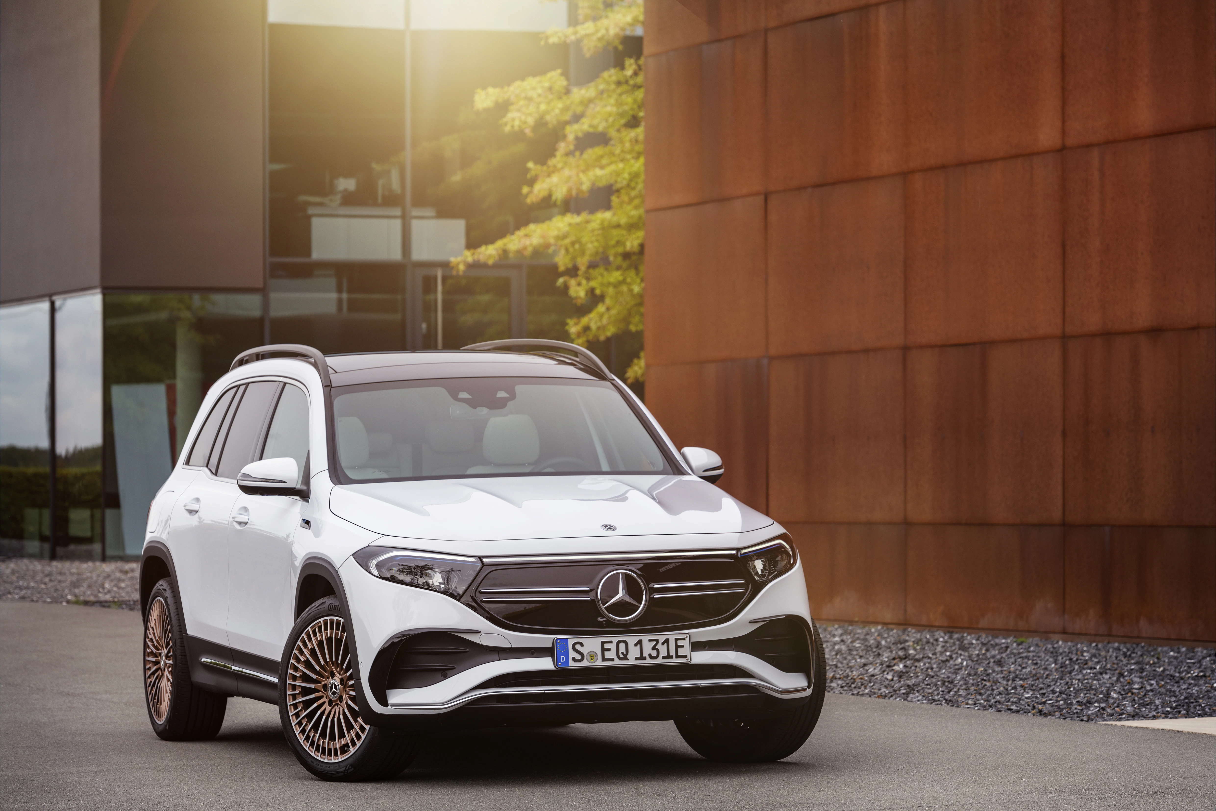 Mercedes EQB Außenansicht statisch schräg vorn