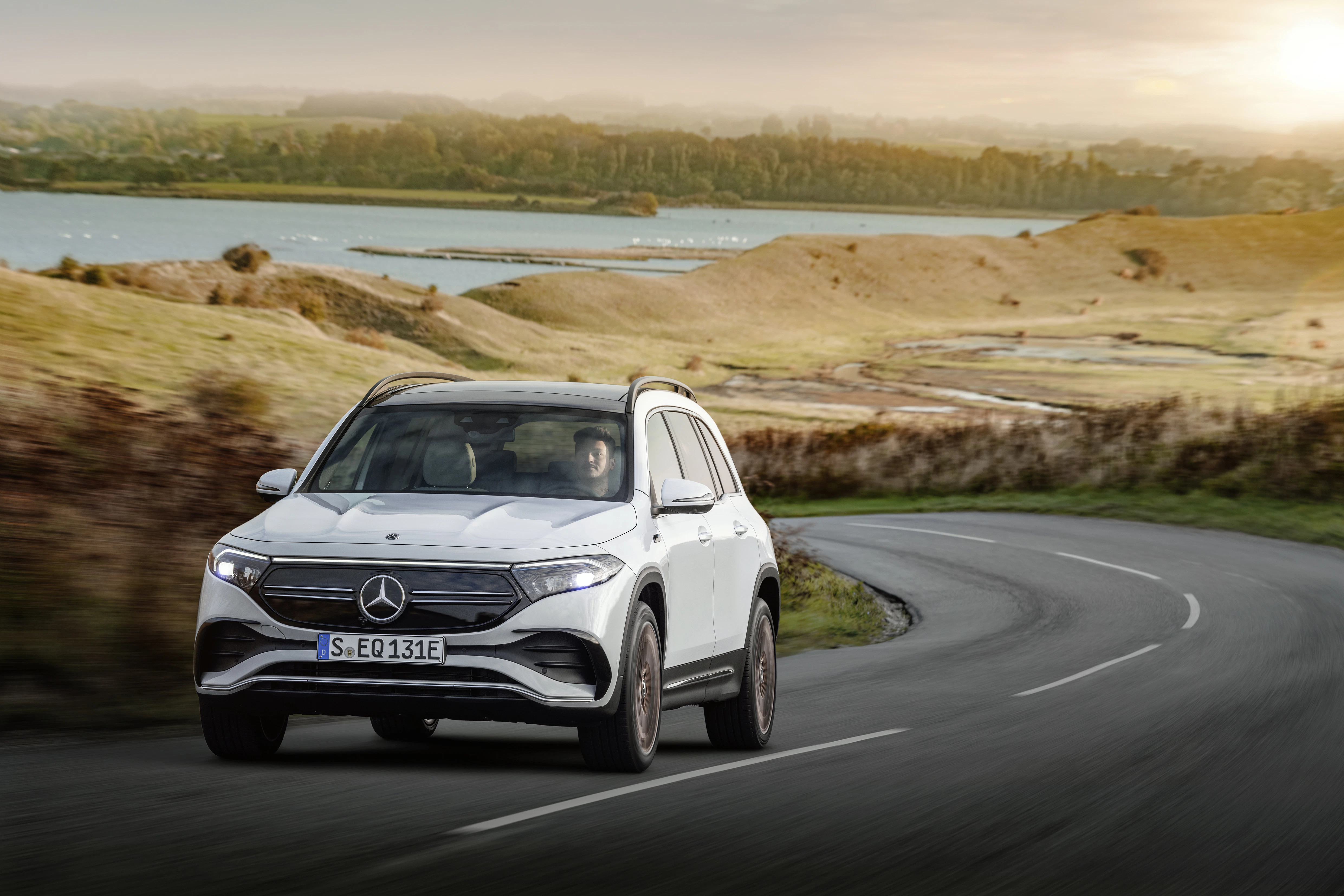 Mercedes EQB Außenansicht dynamisch schräg vorn