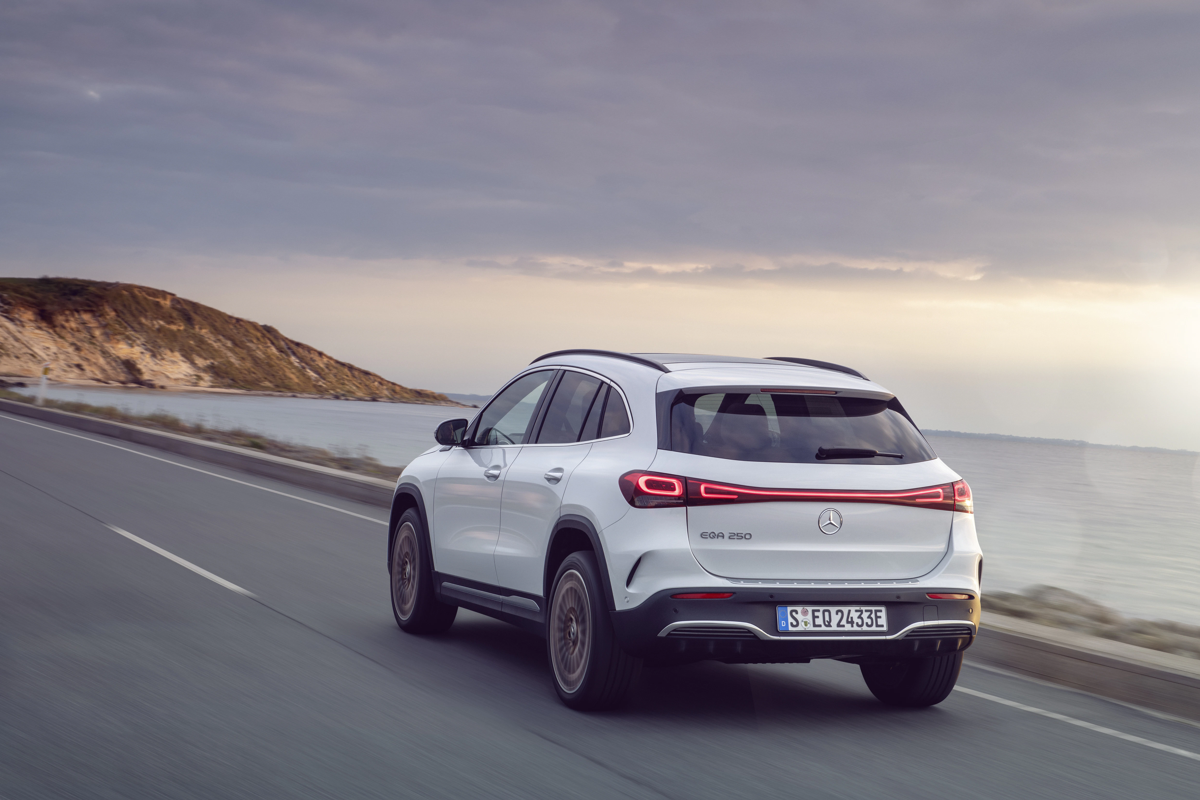 Mercedes EQA Außenansicht dynamisch heck