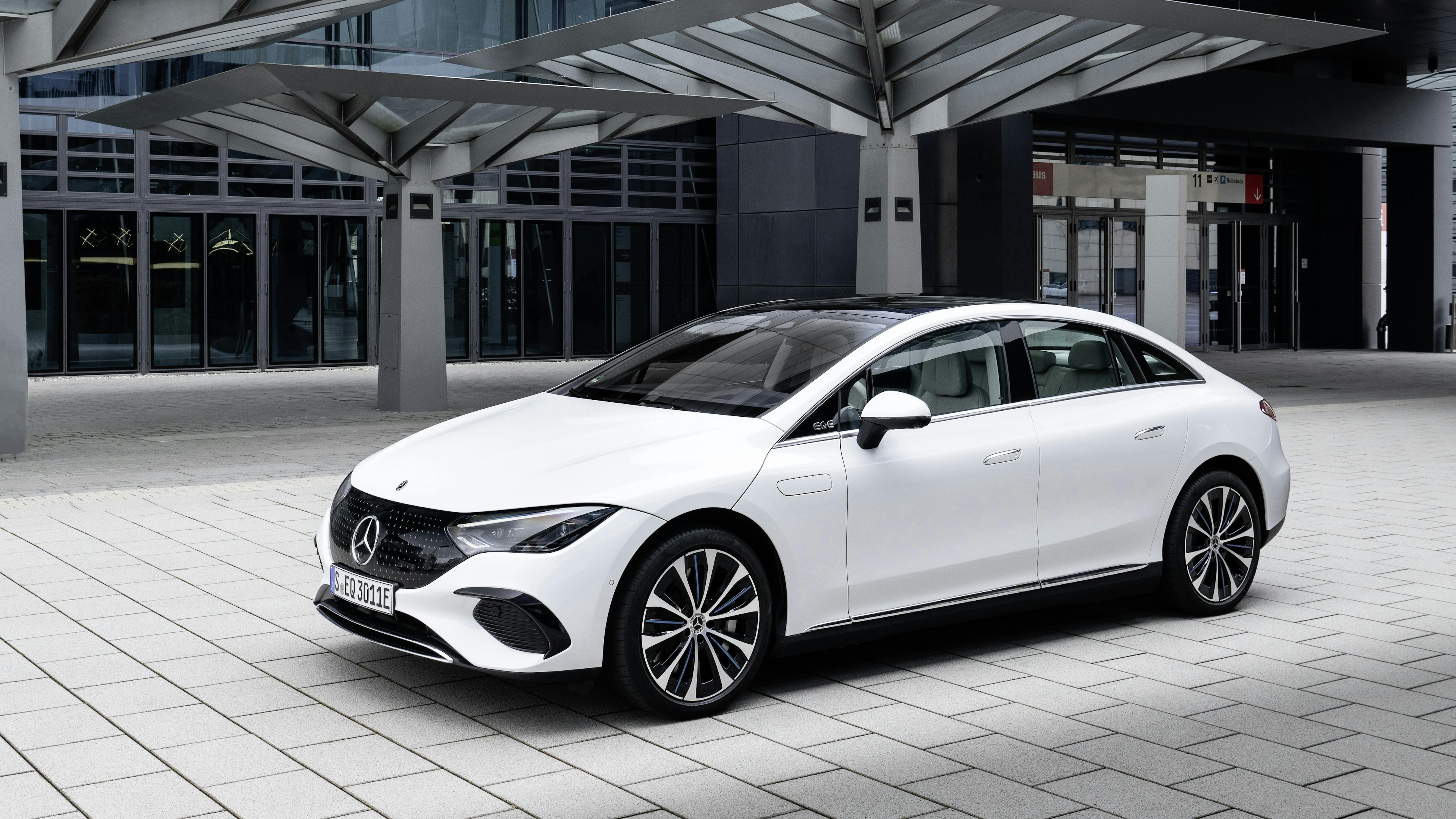 Mercedes EQE Limousine Außenansicht statisch schräg vorn