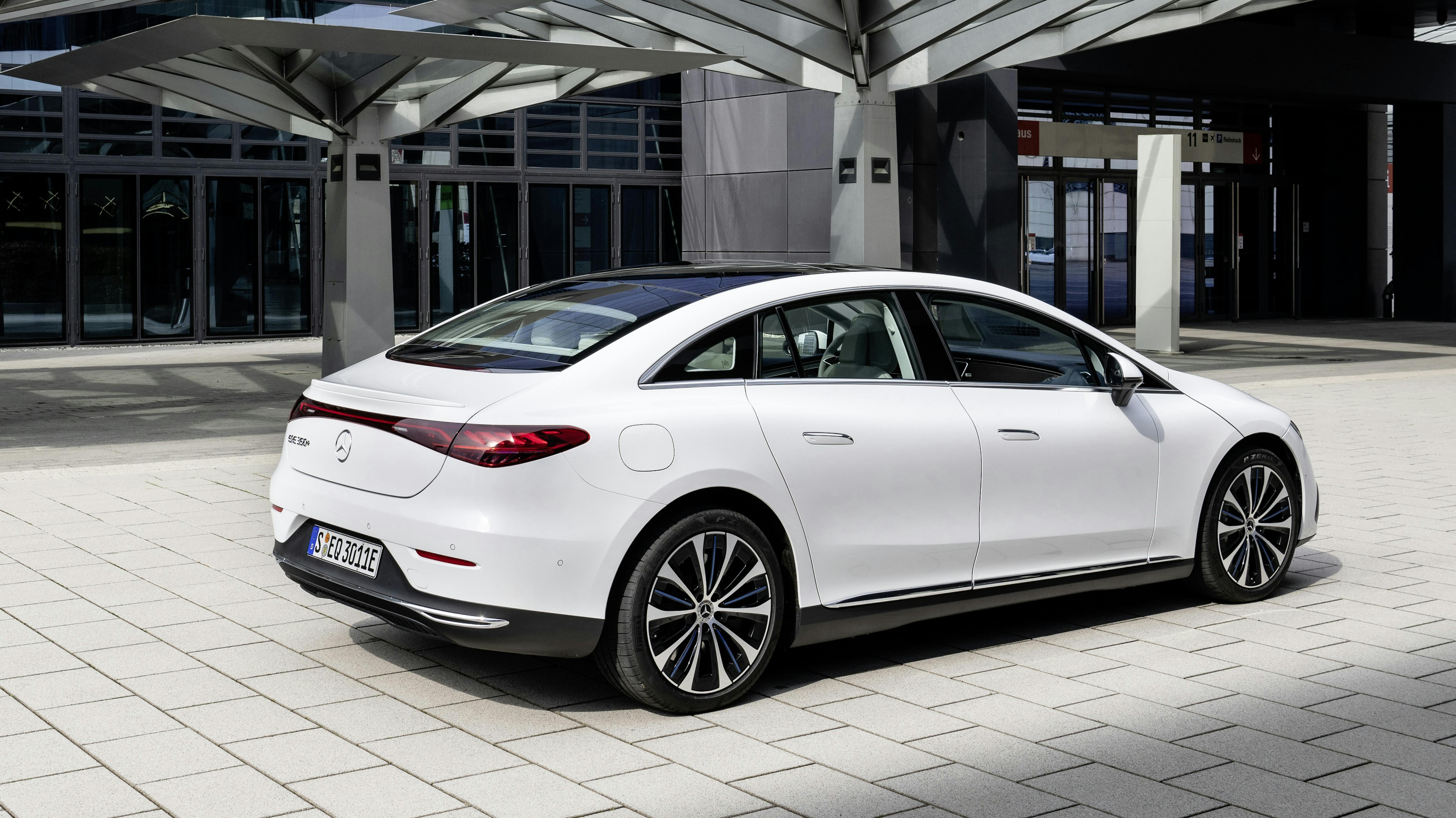 Mercedes EQE Limousine Außenansicht statisch schräg hinten