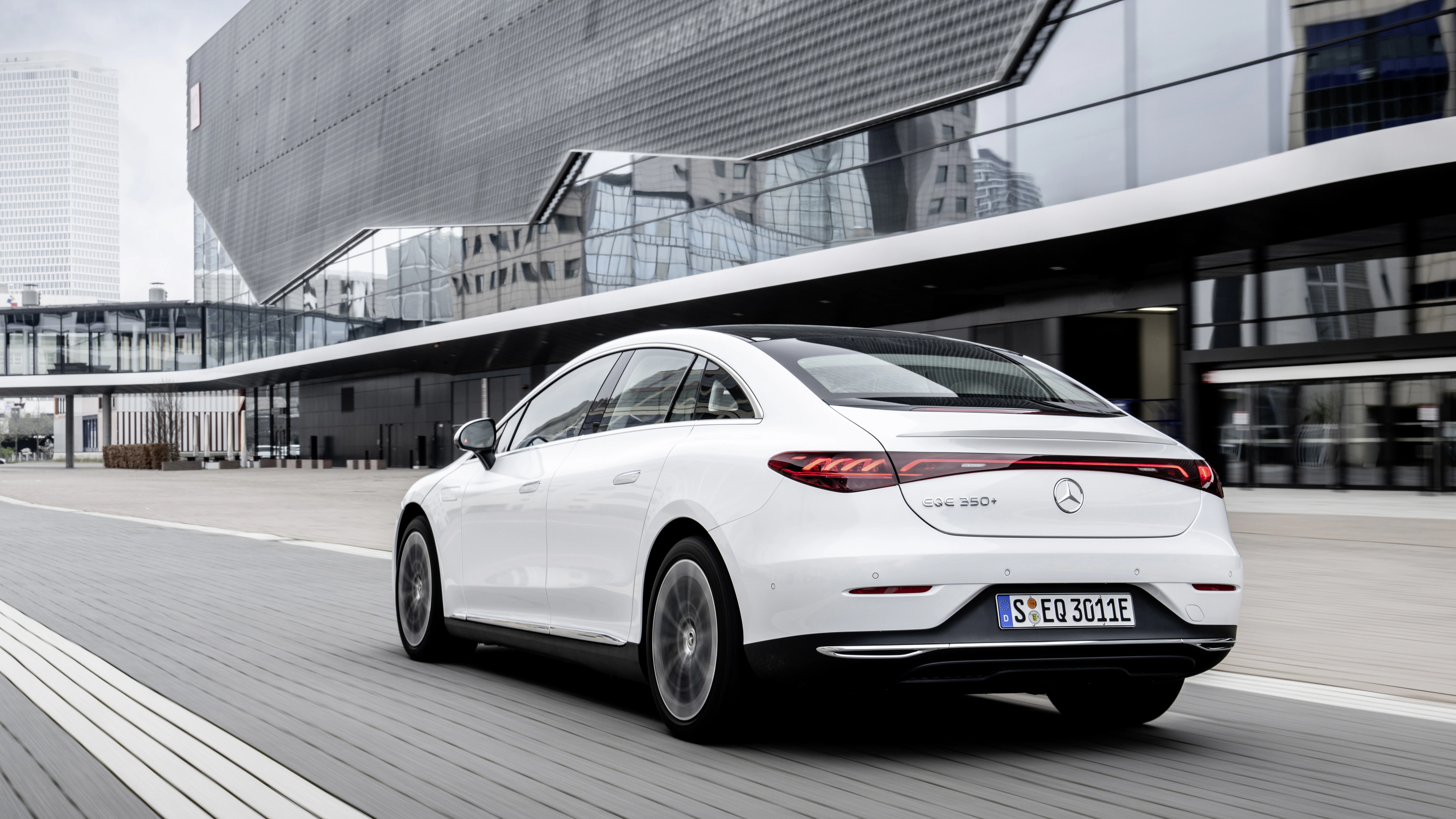 Mercedes EQE Limousine Außenansicht  dynamisch schräg hinten