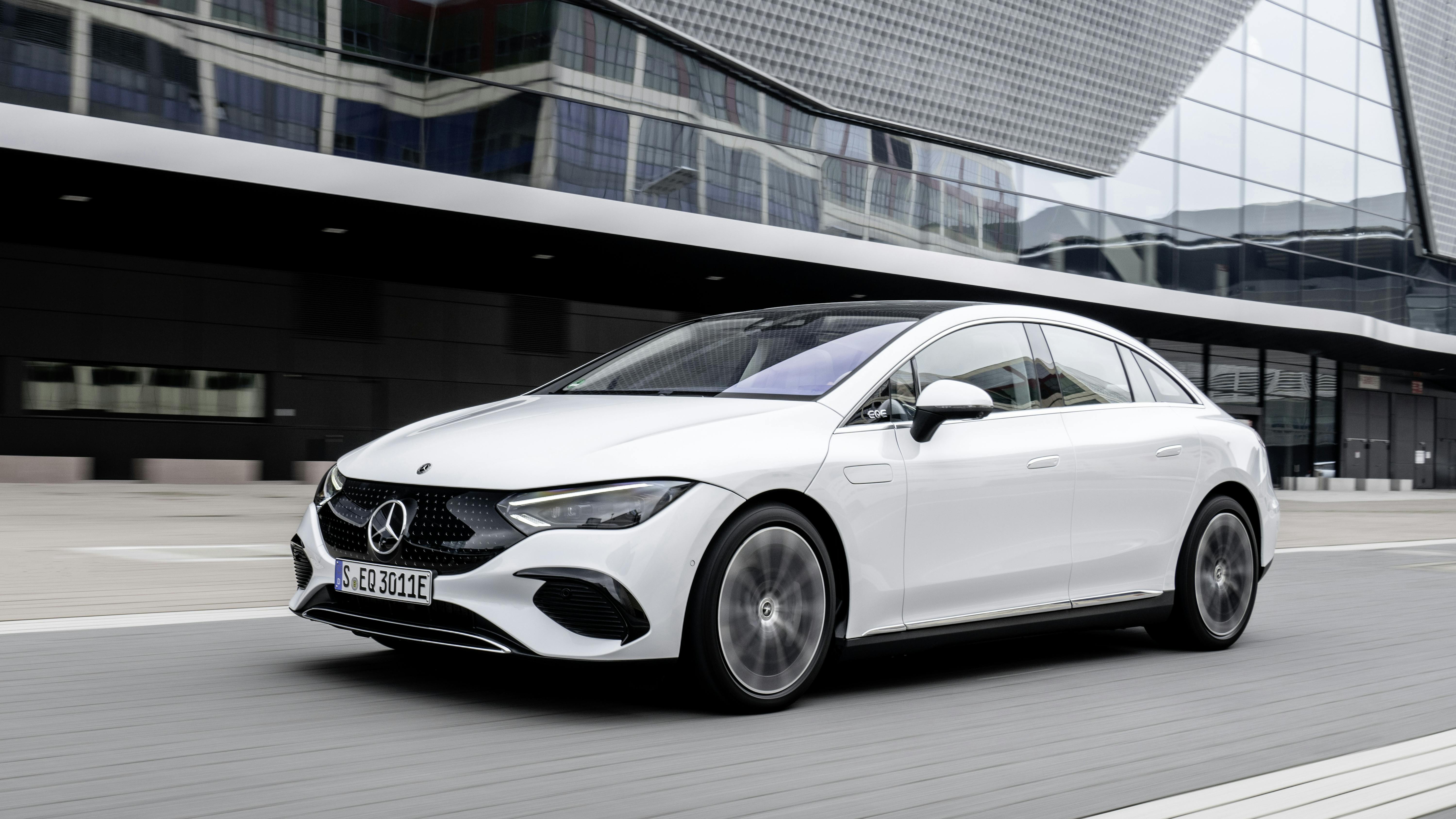 Mercedes EQE Limousine Außenansicht dynamisch vorne