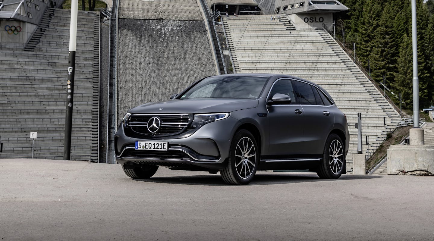 Ein grauer Mercedes-Benz EQC steht vor einem Gebäude