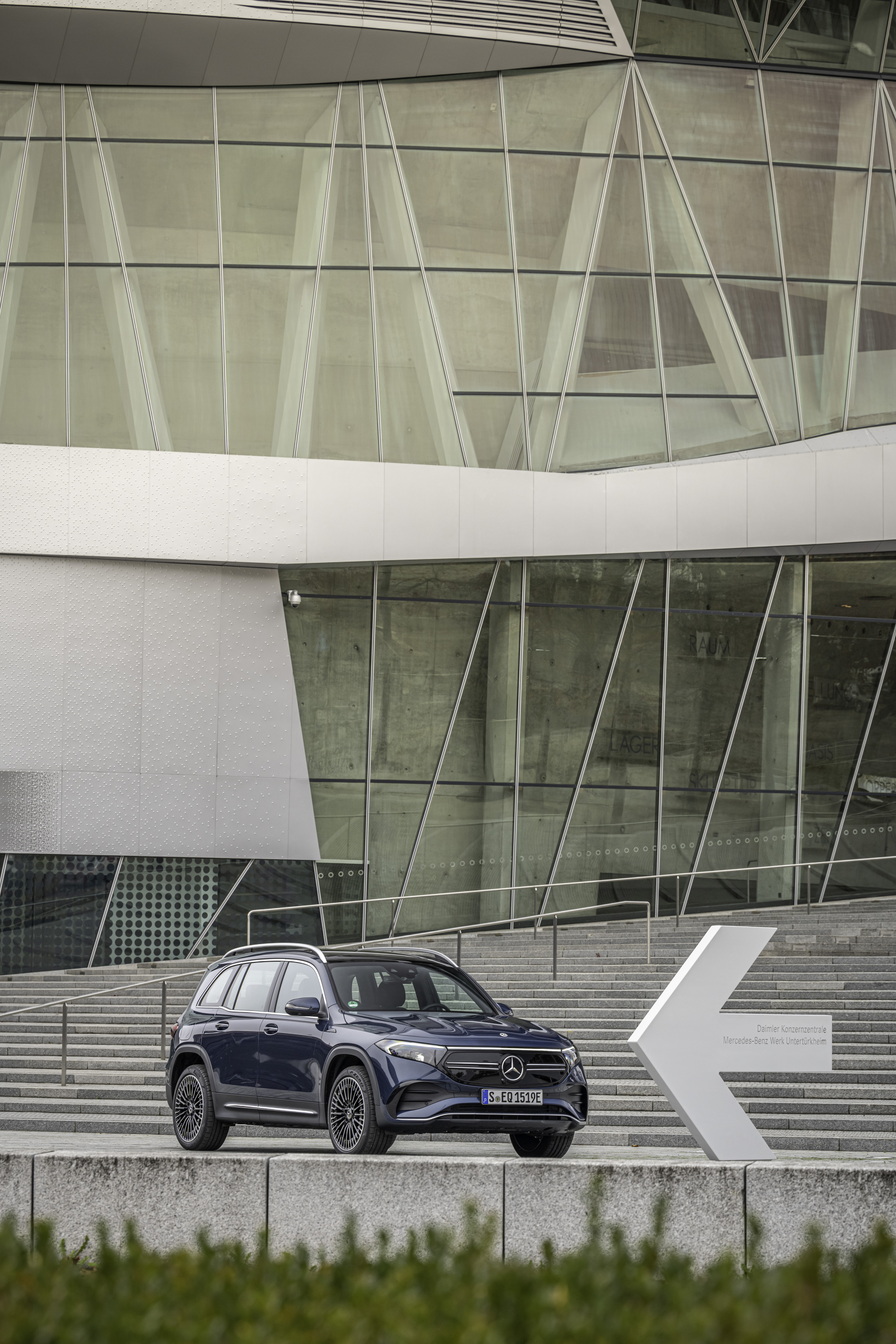 Ein blauer Mercedes-Benz EQB steht vor einem Gebäude