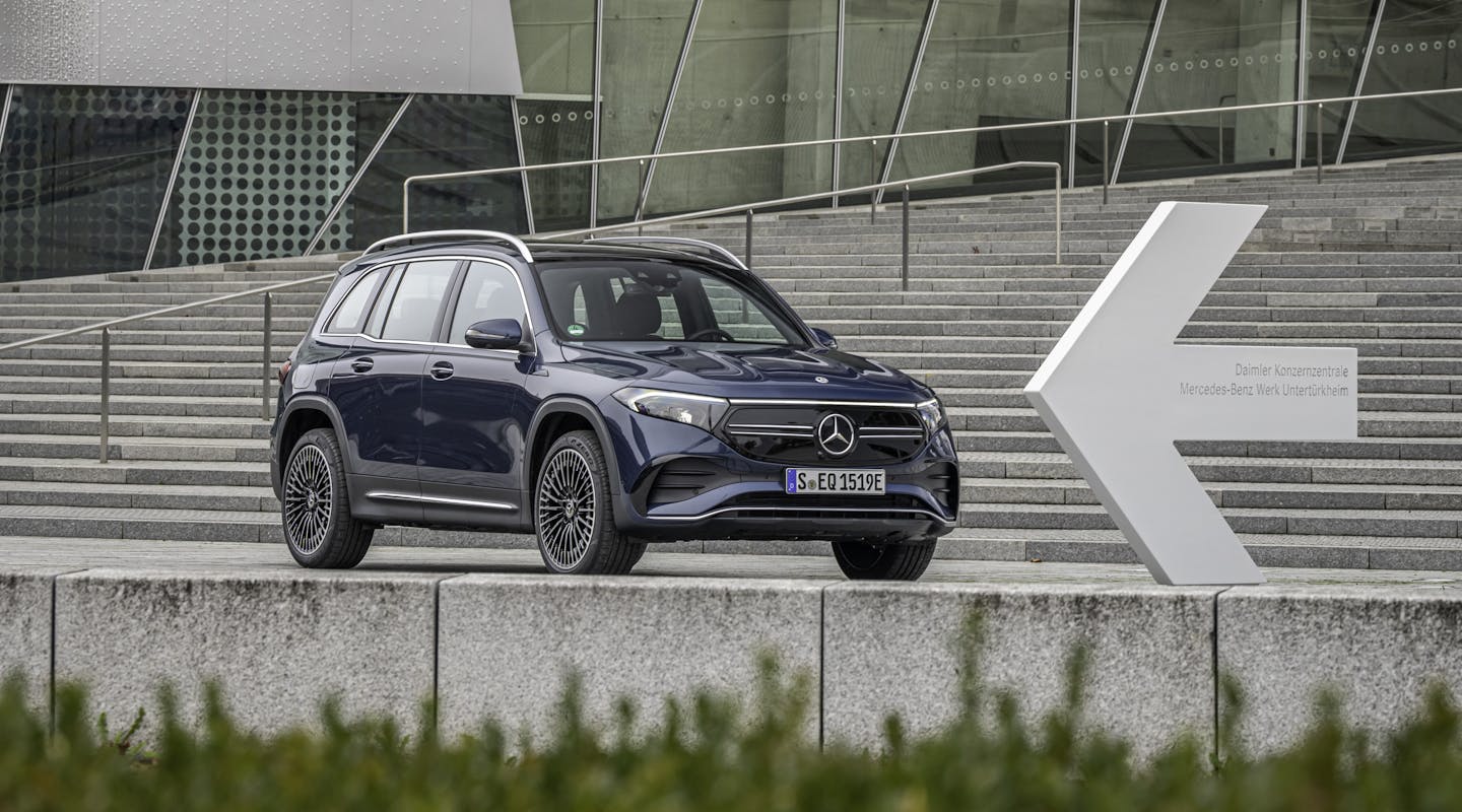 Ein blauer Mercedes-Benz EQB steht vor einem Gebäude