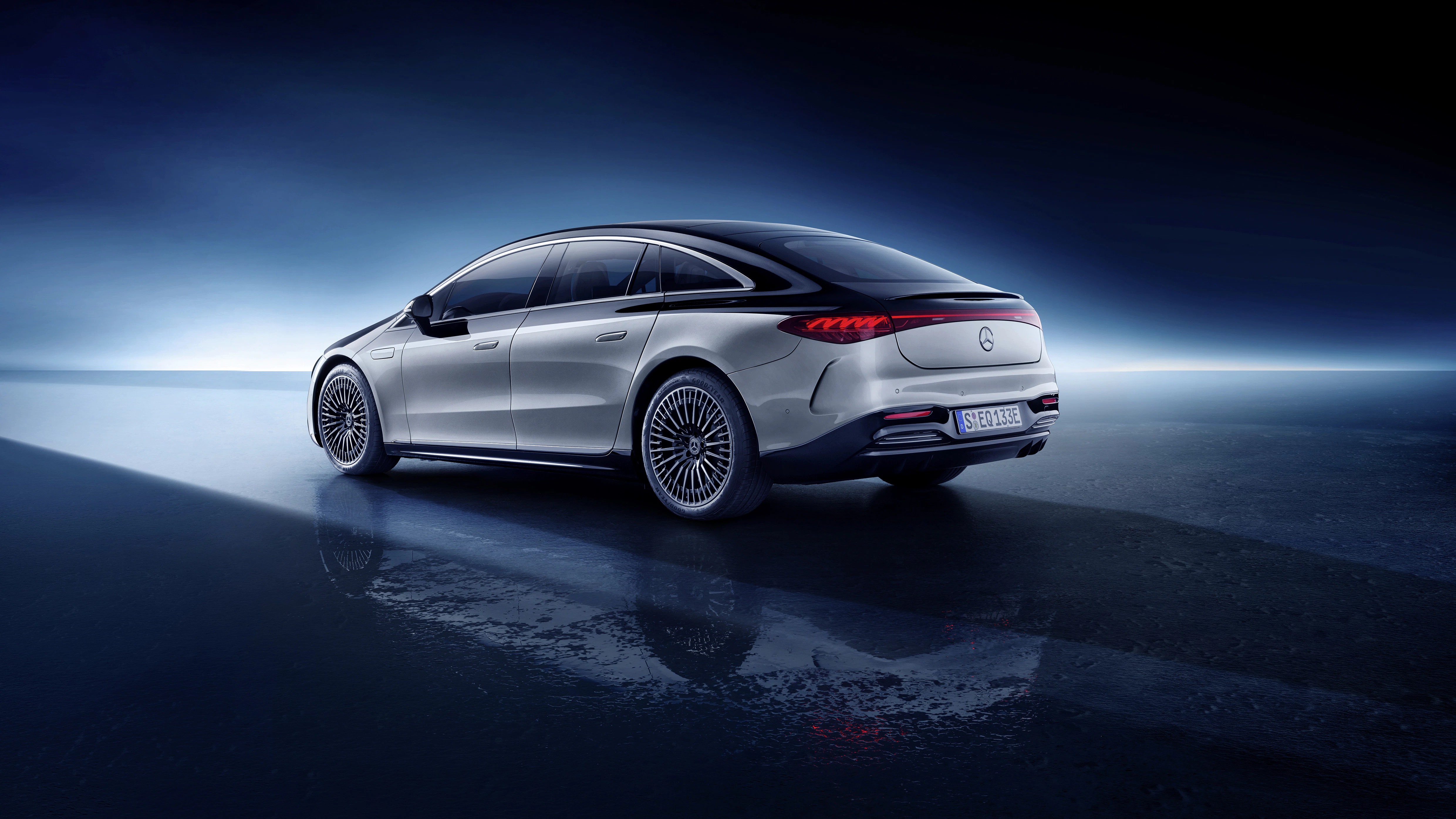Das Heck und die Seite von einem grau-schwarzen Mercedes-Benz EQS