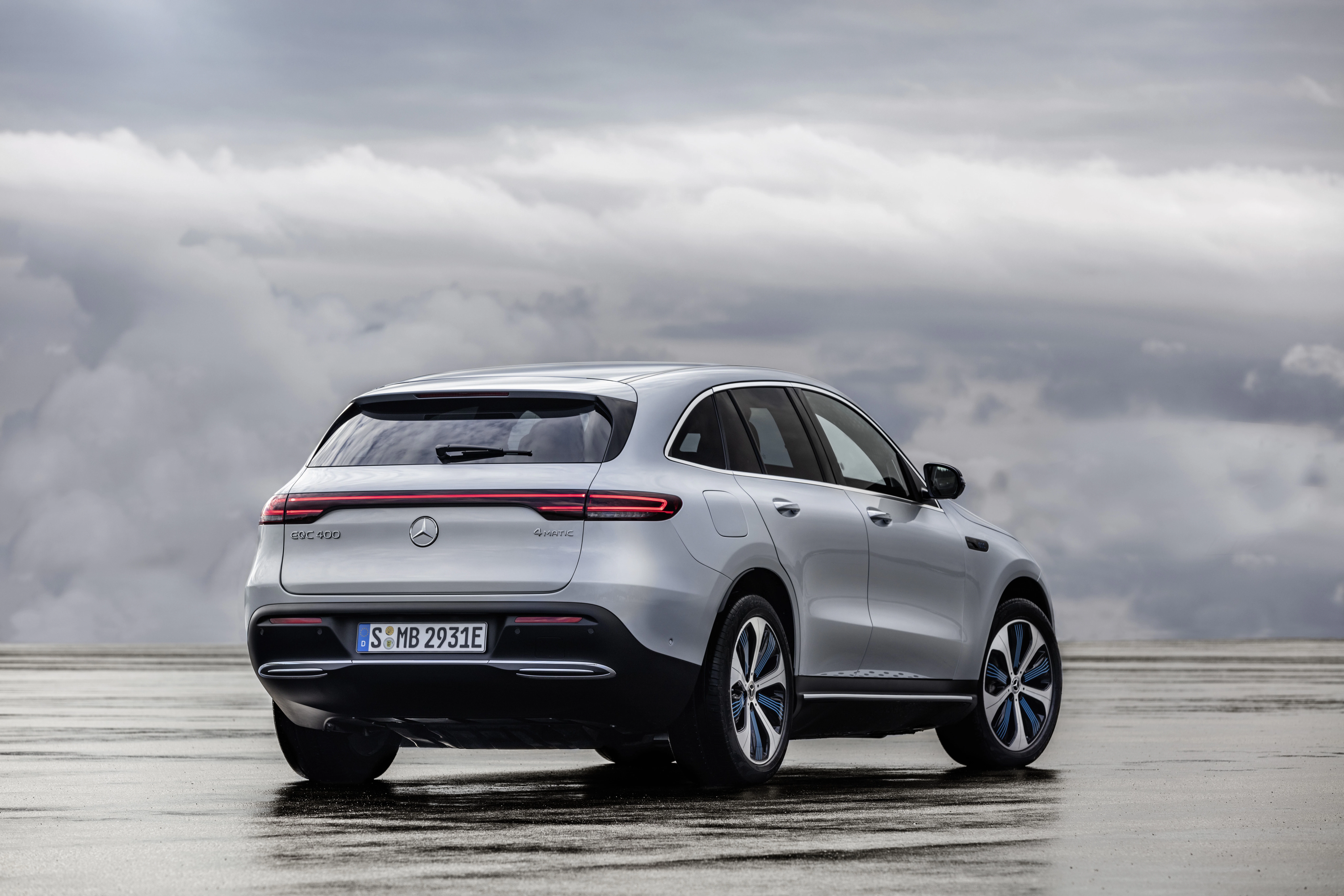 Ein grauer Mercedes-Benz EQC vor einem bewölkten Himmel
