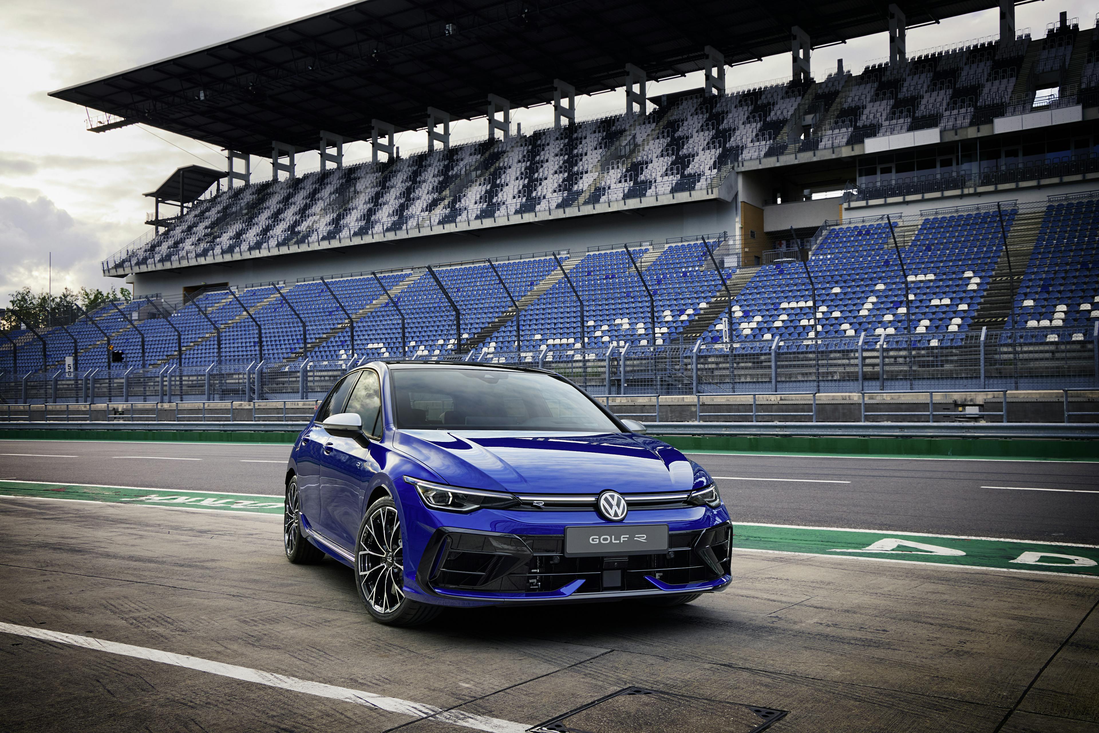 Ein blauer VW Golf R steht in der Boxengasse am Lausitzring.