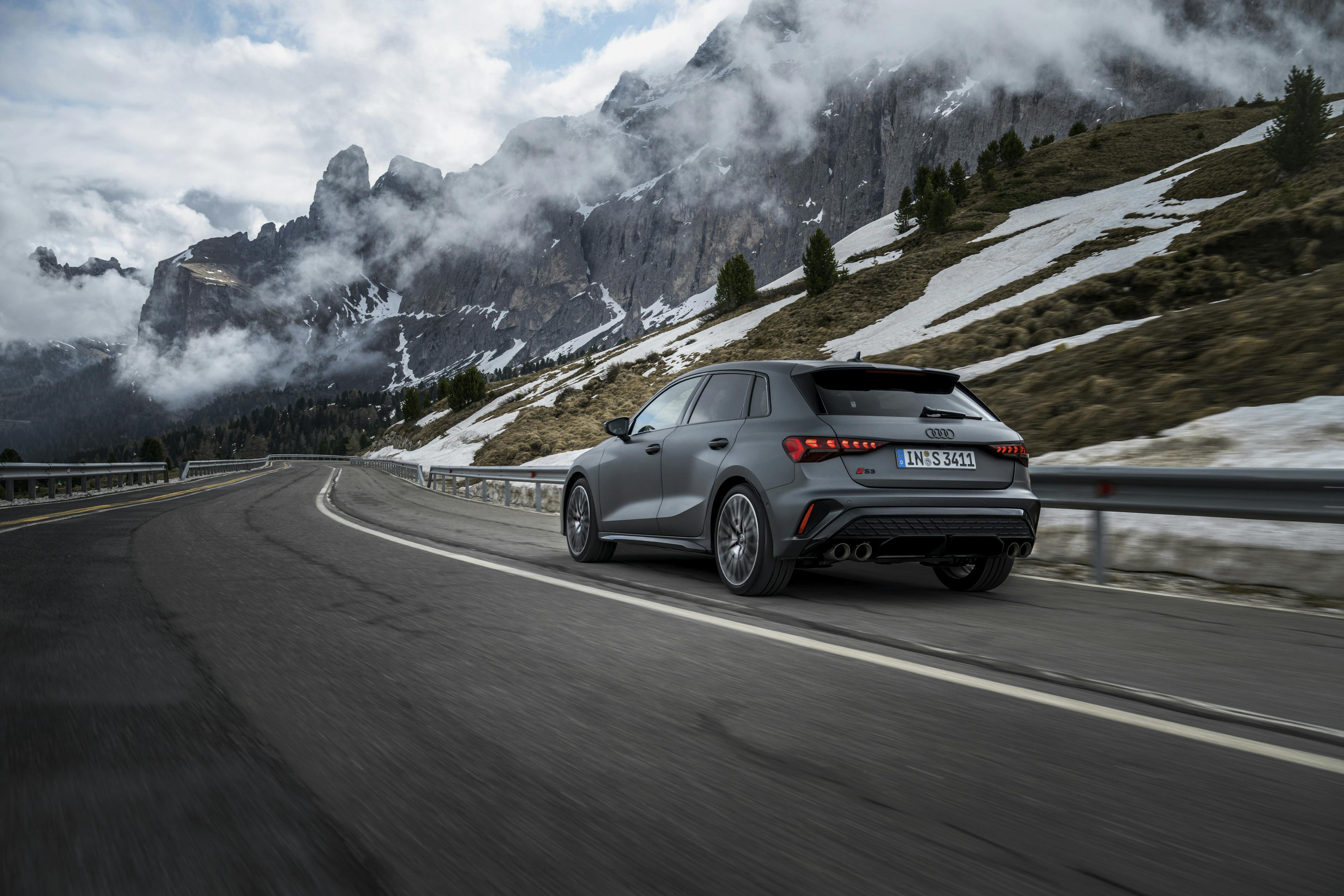 Ein mattgrauer Audi S3 fährt auf einer kurvigen Bergstraße.