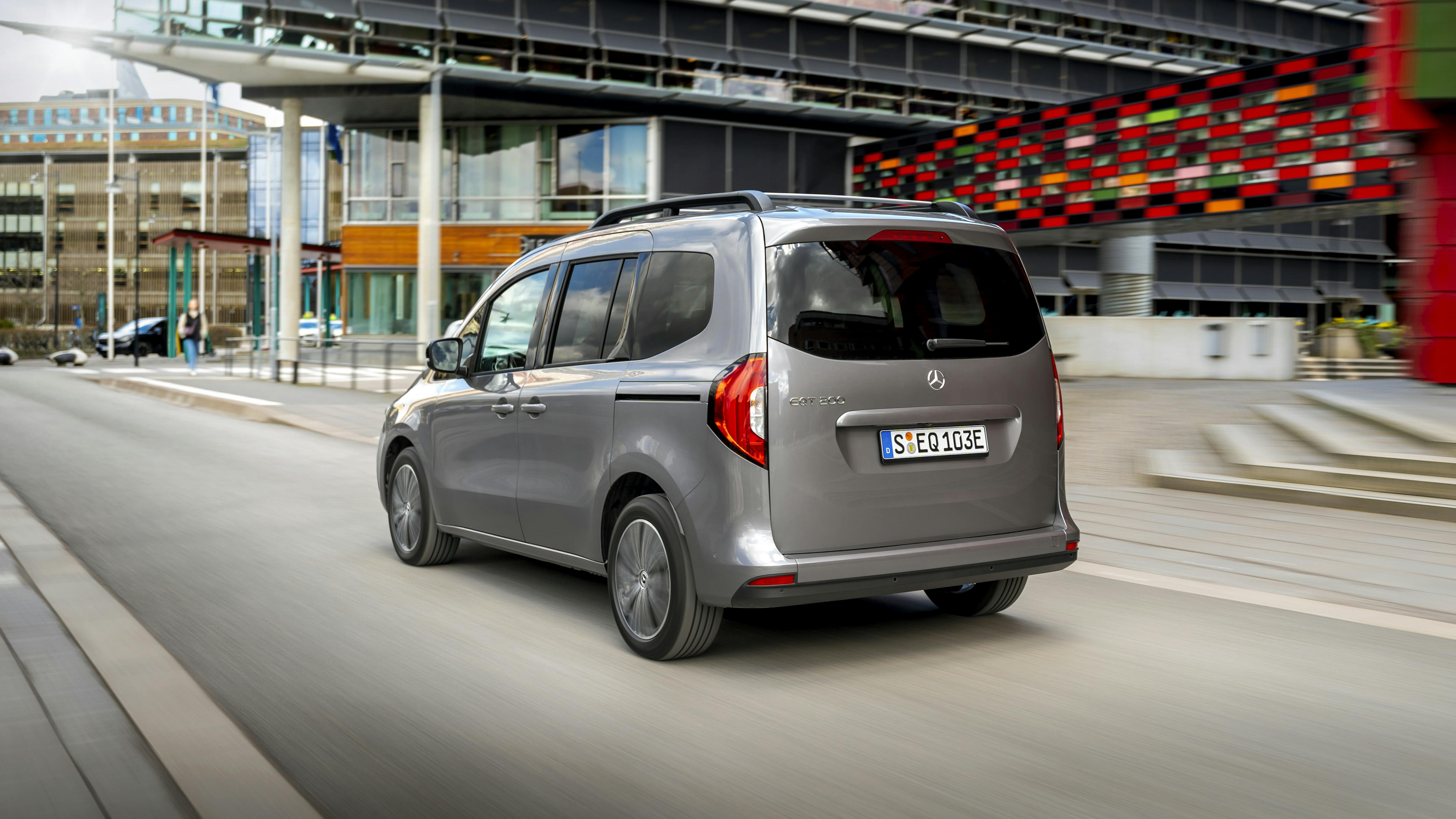 Mercedes-Benz EQT Außenansicht hinten dynamisch