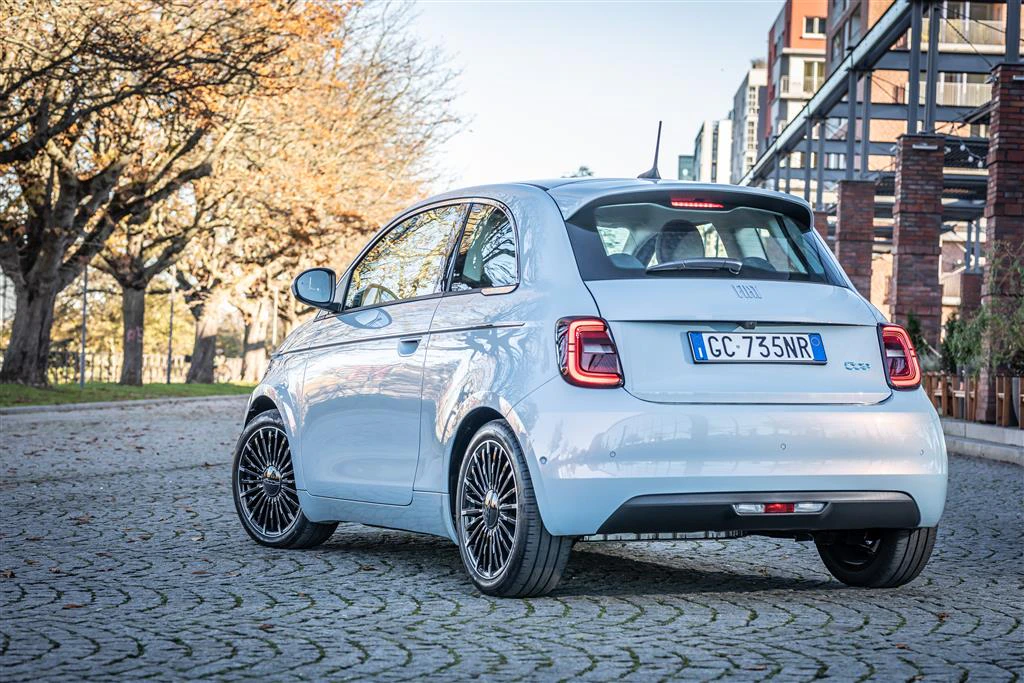 FIAT 500e Außenansicht Heck statisch