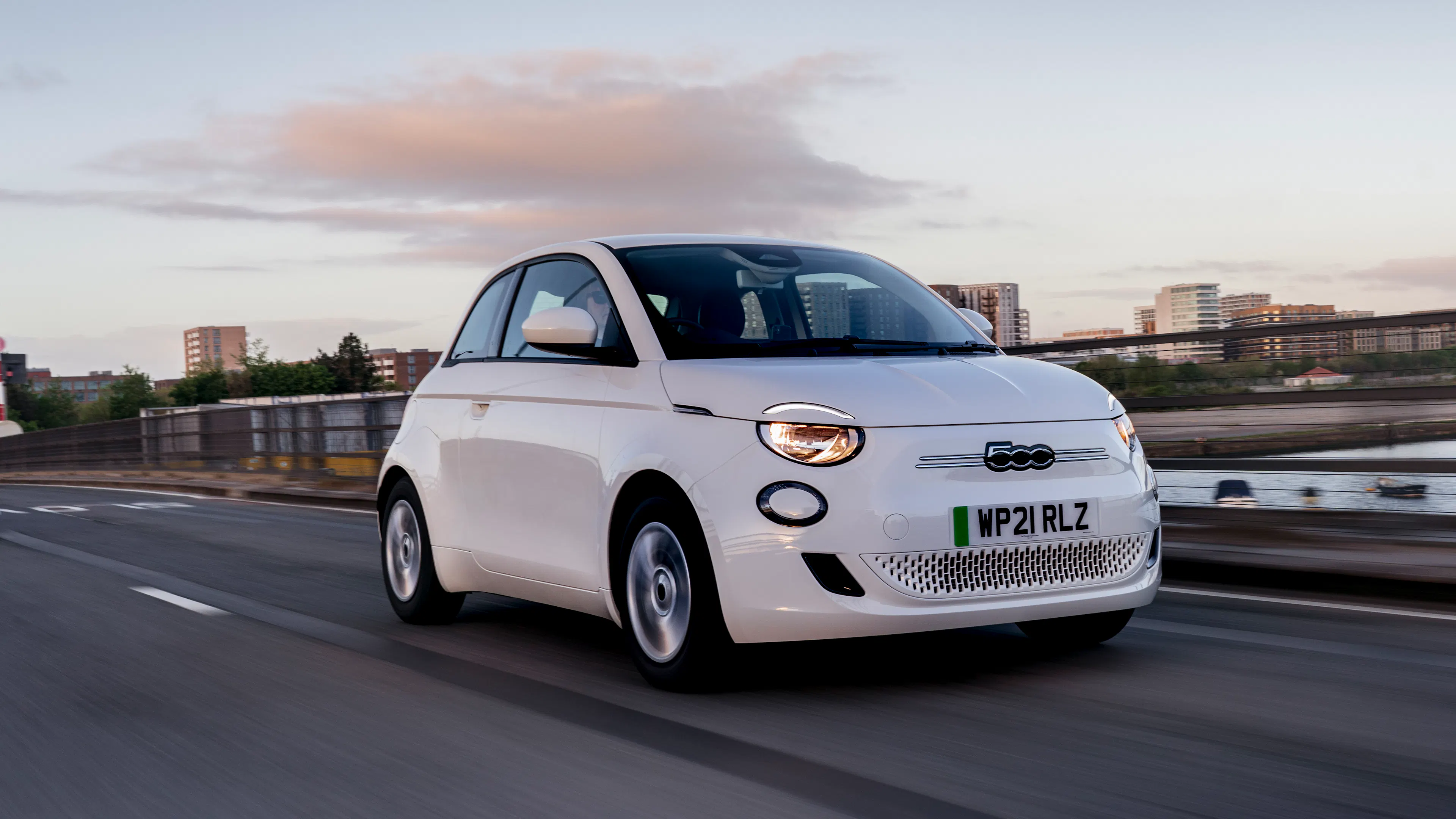 FIAT 500e Außenansicht Front dynamisch