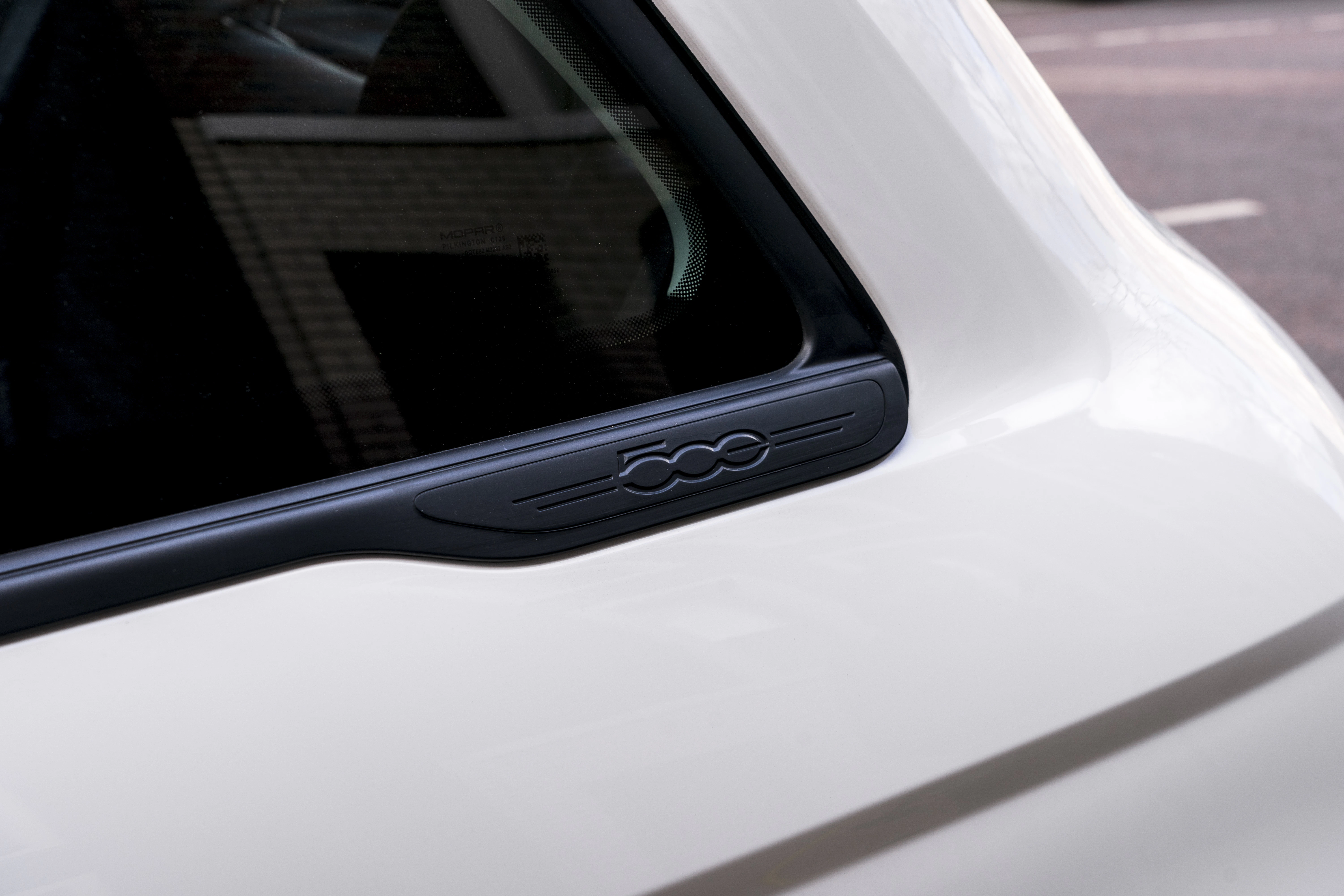 FIAT 500e Detailansicht Schriftzug 500e