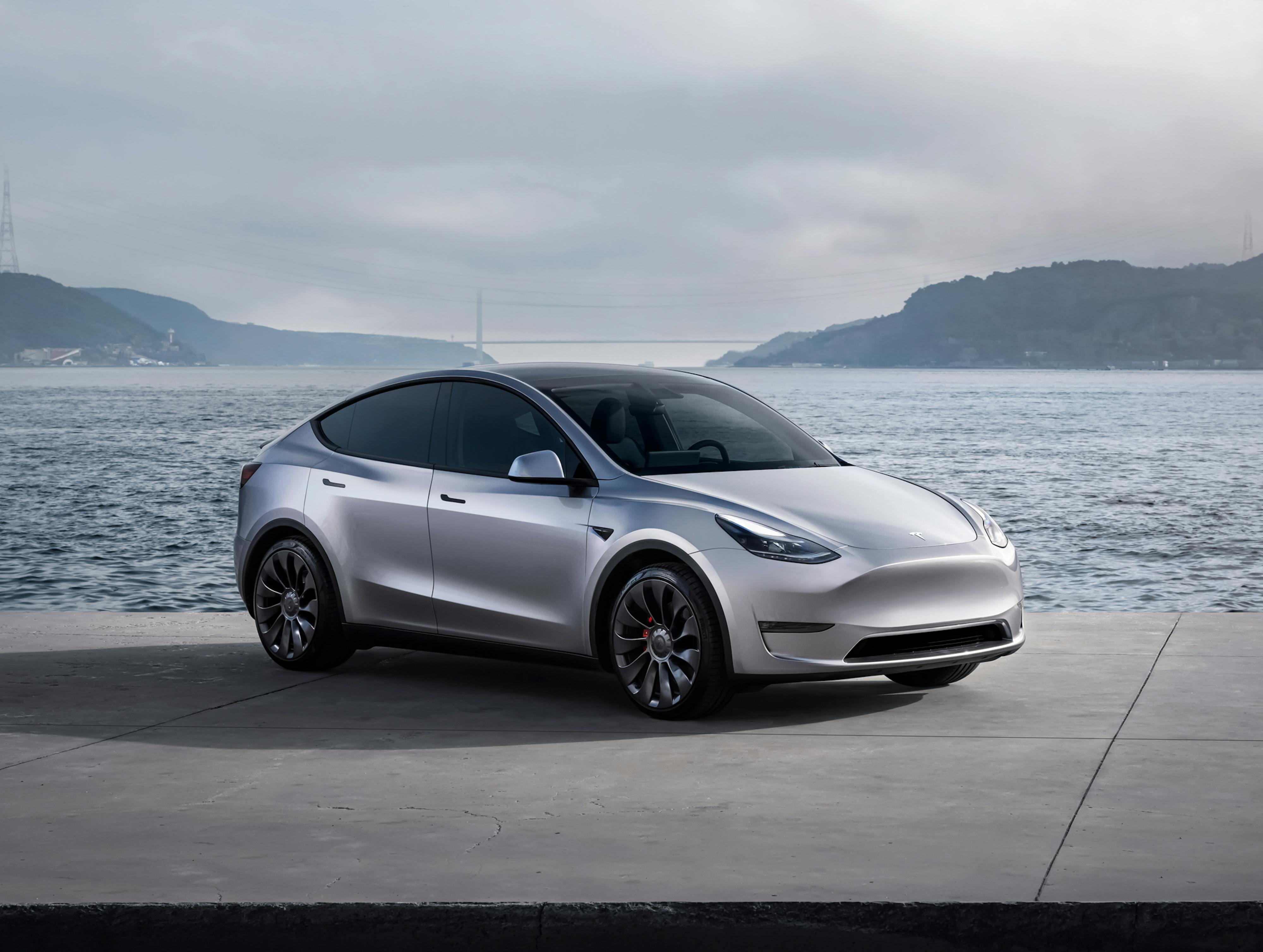 Tesla Model Y Außenansicht statisch schraeg vorn