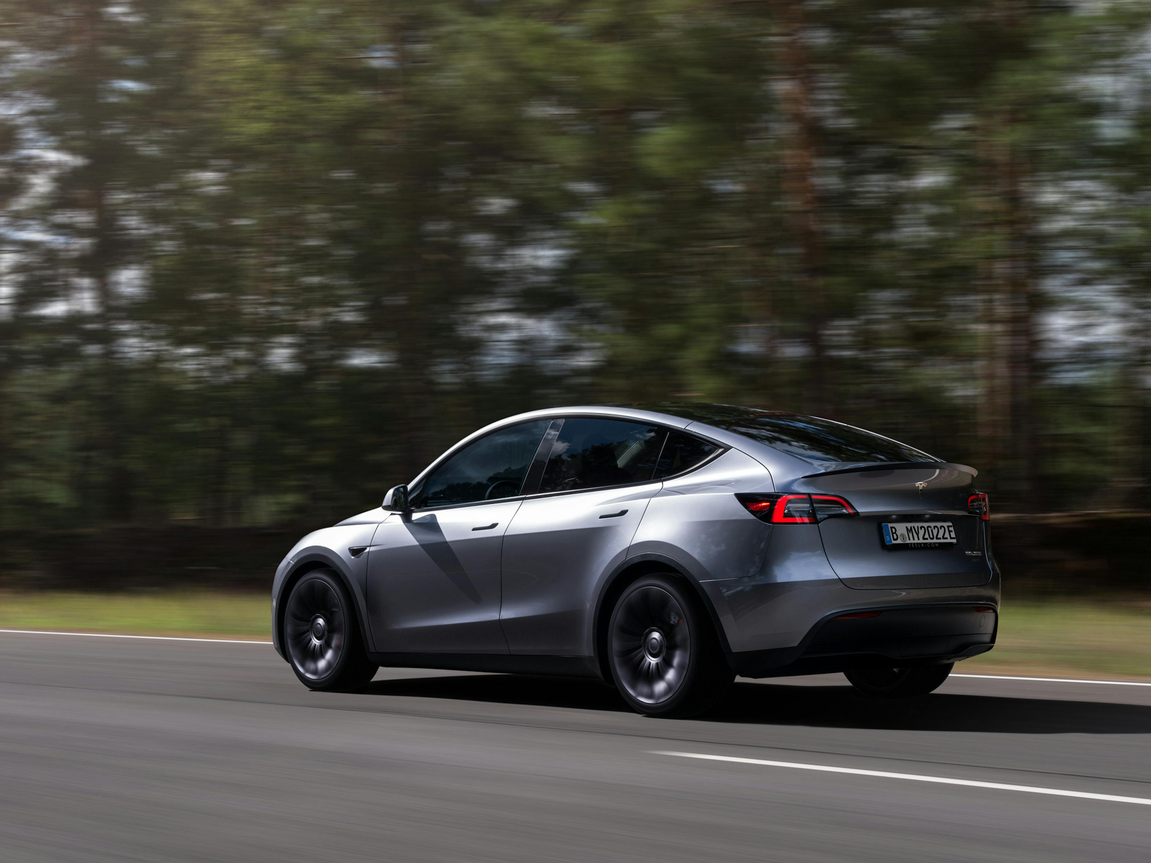 Tesla Model Y Außenansicht dynamisch schräg hinten