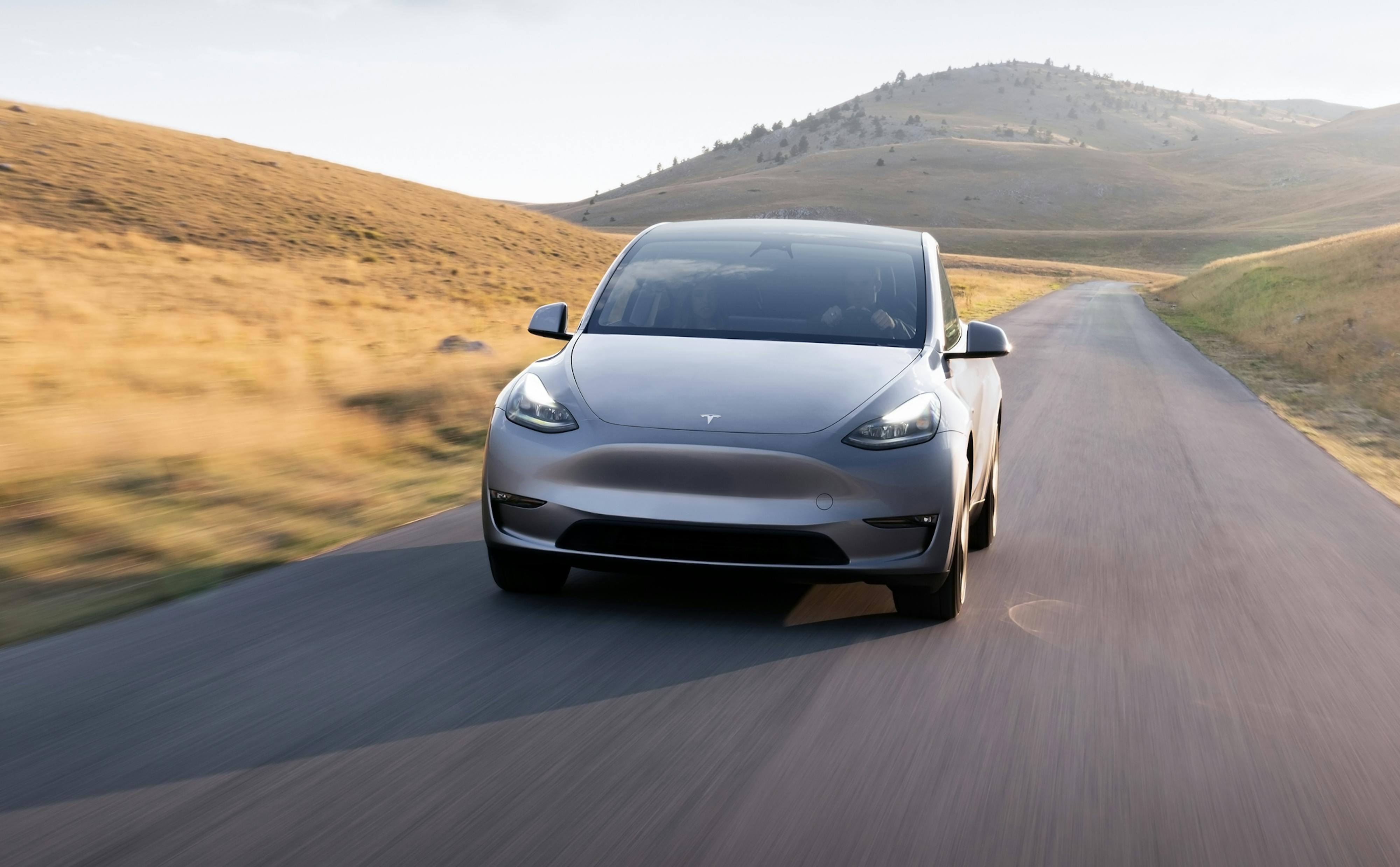 Tesla Model Y Außenansicht dynamisch vorn