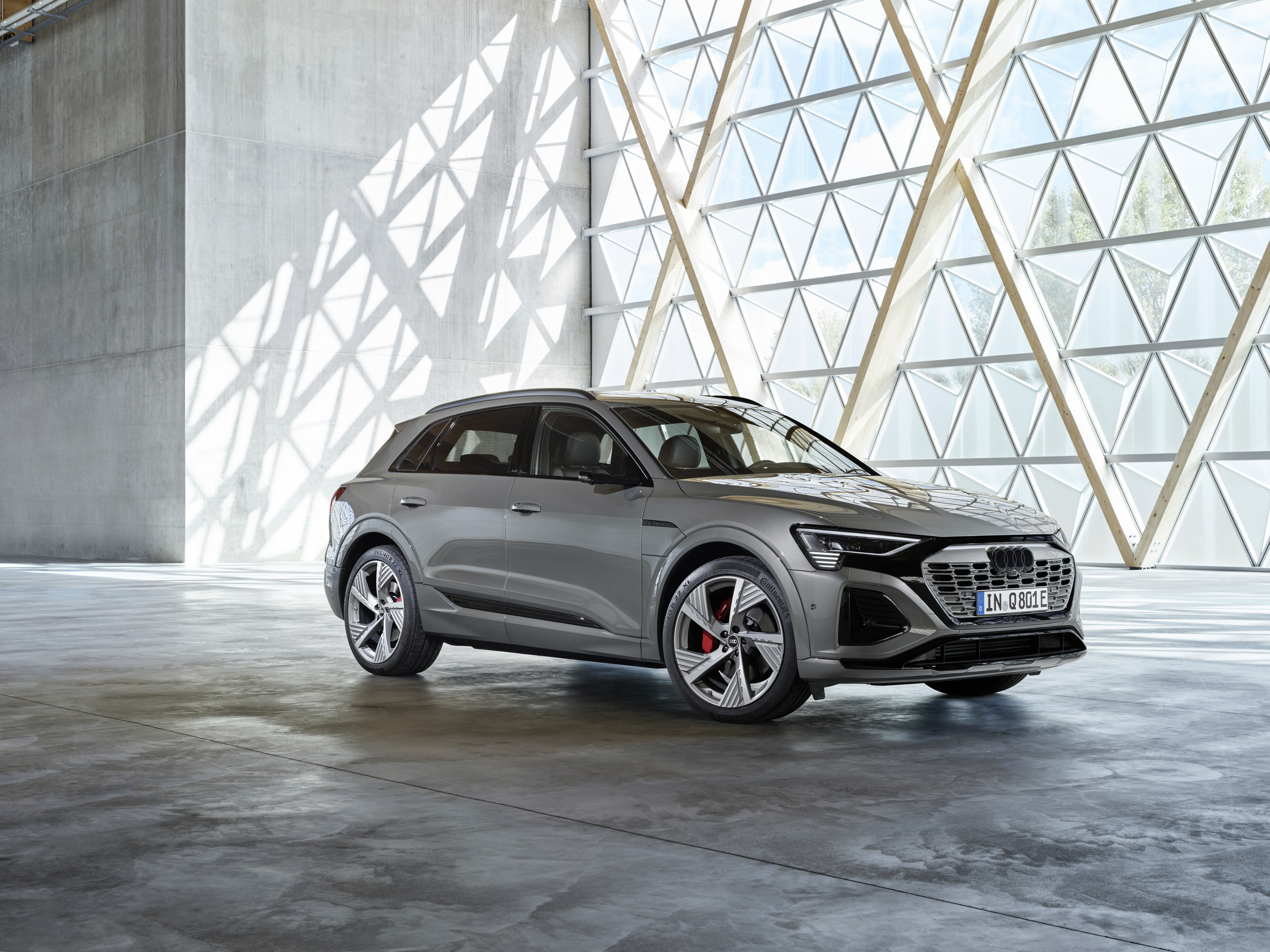 Ein grauer Audi Q8 e-tron parkt in einer Halle