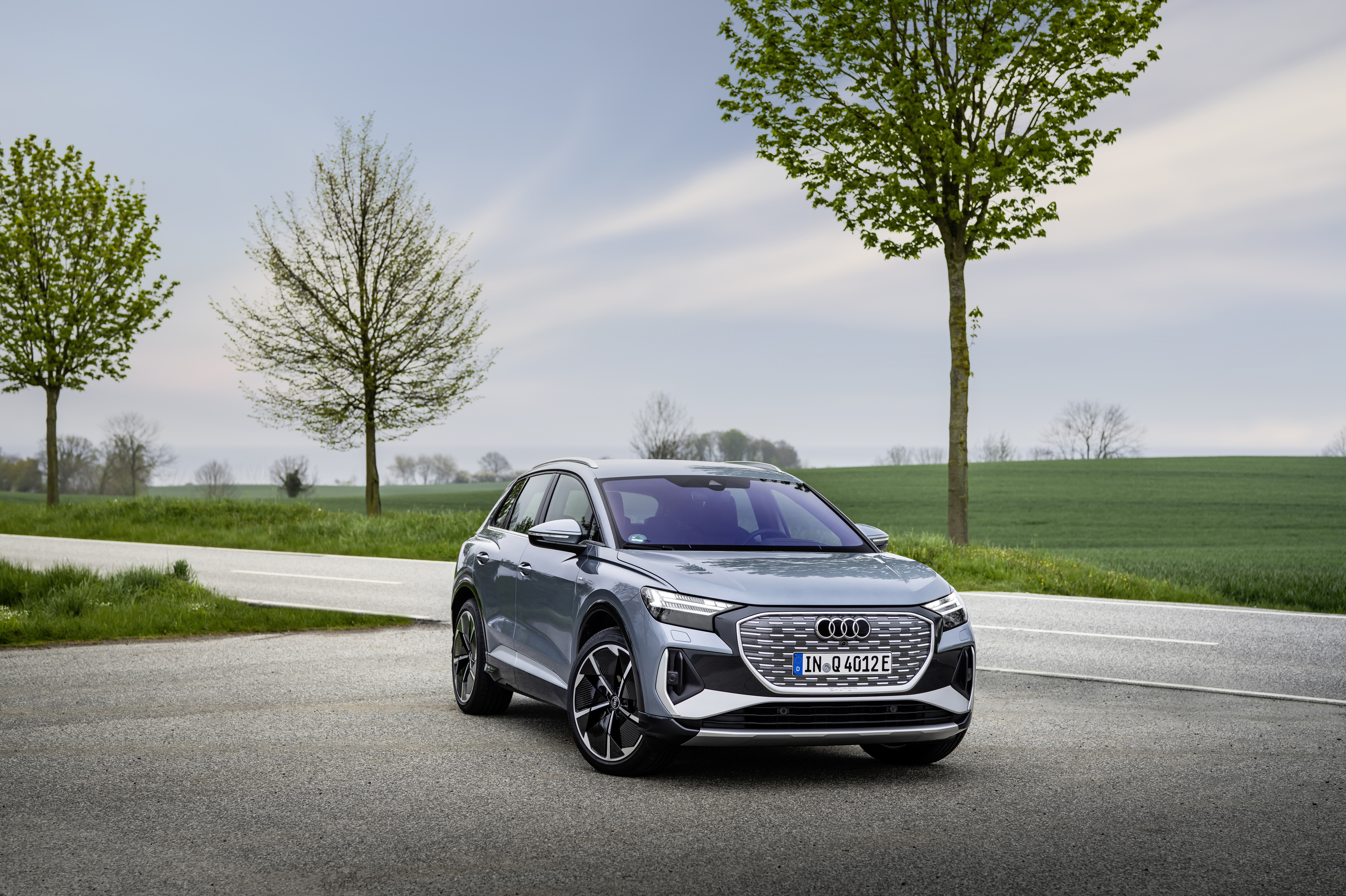 Audi Q4 e-tron parkt an einer Landstraße