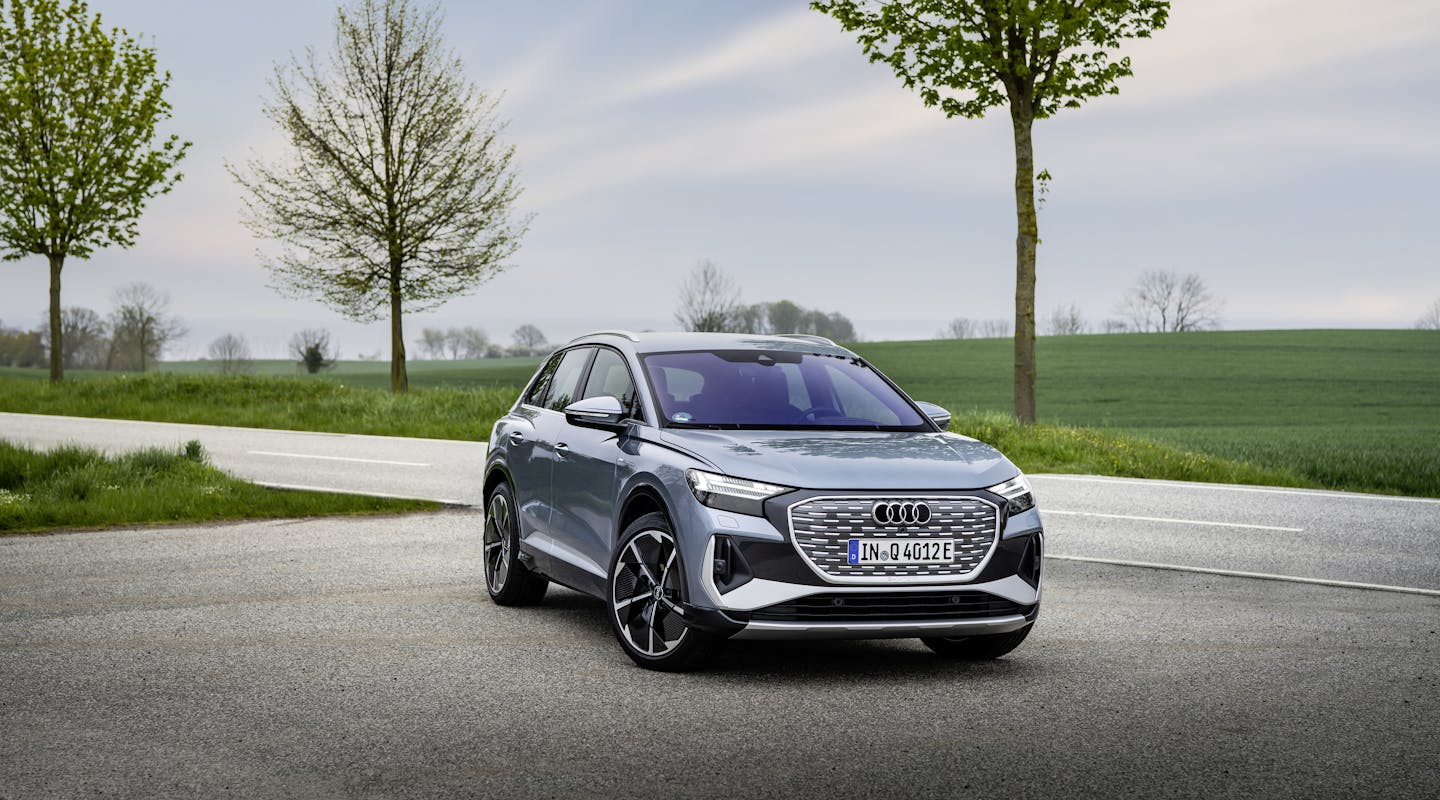 Audi Q4 e-tron parkt an einer Landstraße
