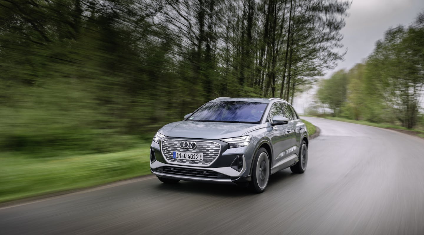 Ein silberner Audi Q4 e-tron fährt auf einer Landstraße
