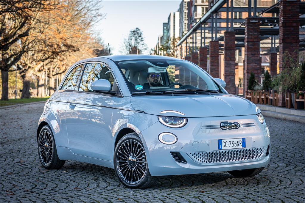 Ein blauer Fiat 500e parkt auf einer Straße
