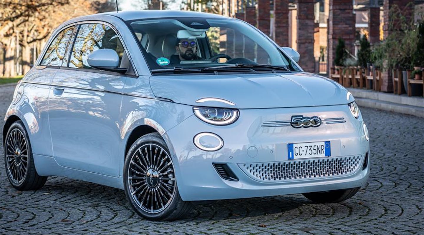 Ein blauer Fiat 500e parkt auf einer Straße