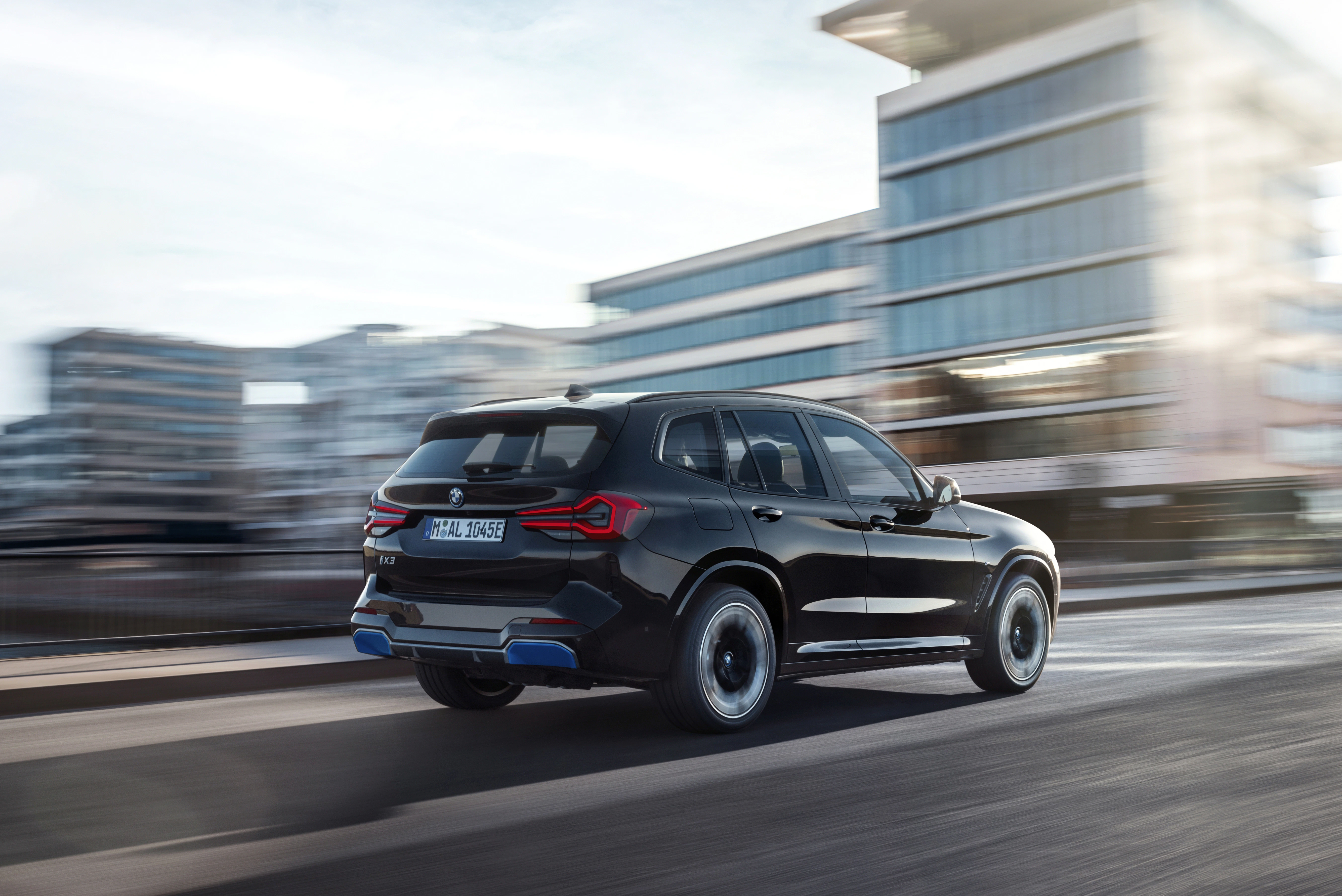 BMW iX3 Heck Dynamisch