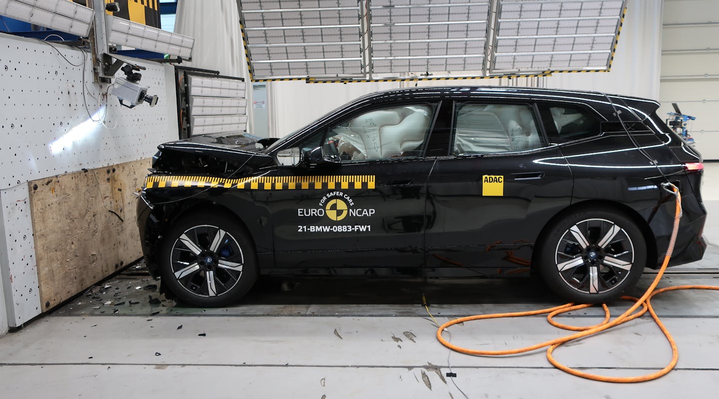 BMW iX Seitlich im Crashtest