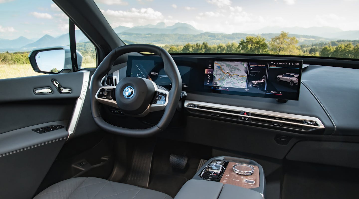 BMW iX Armaturenbrett Detail