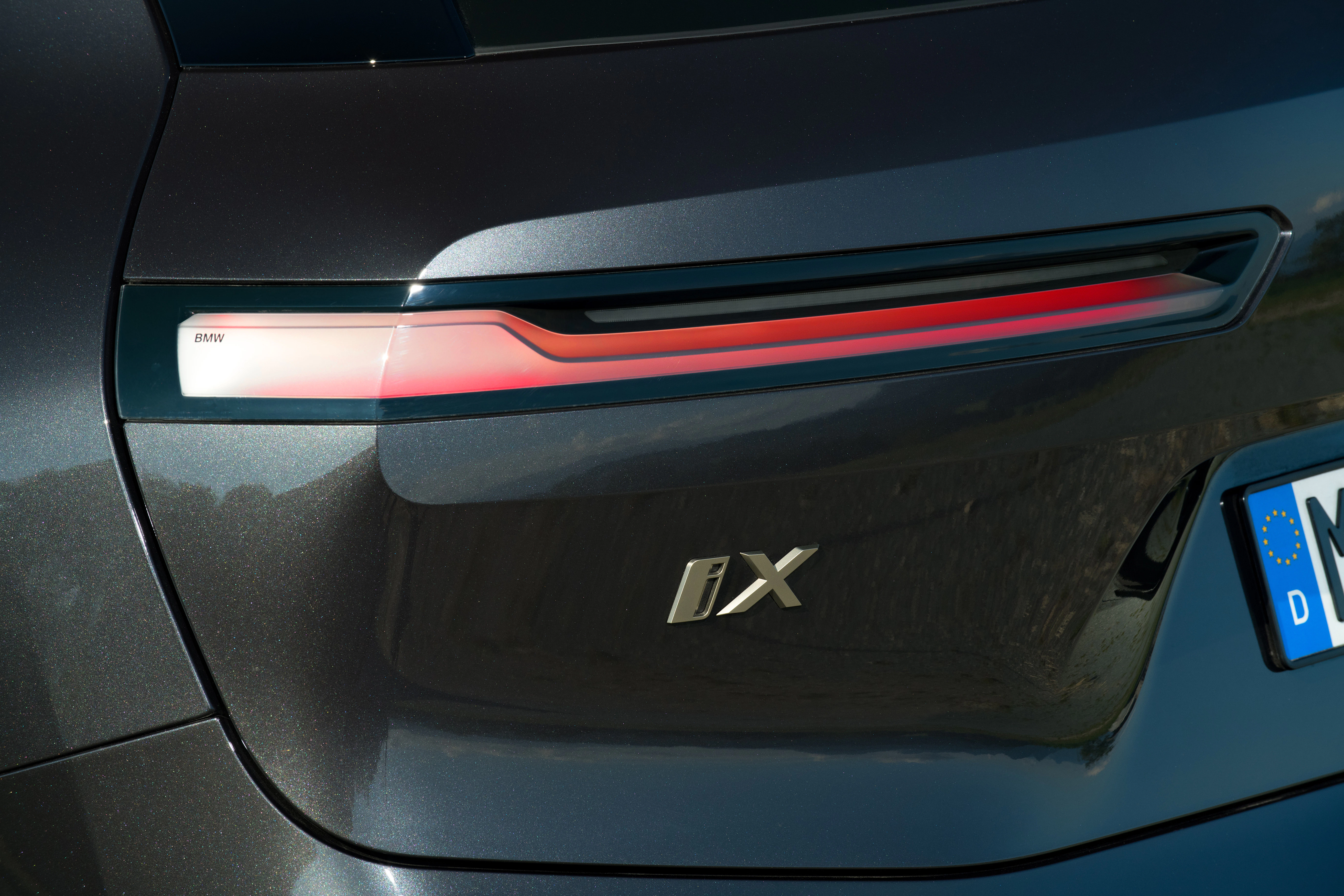 BMW iX Detail Rückleuchte und Schriftzug