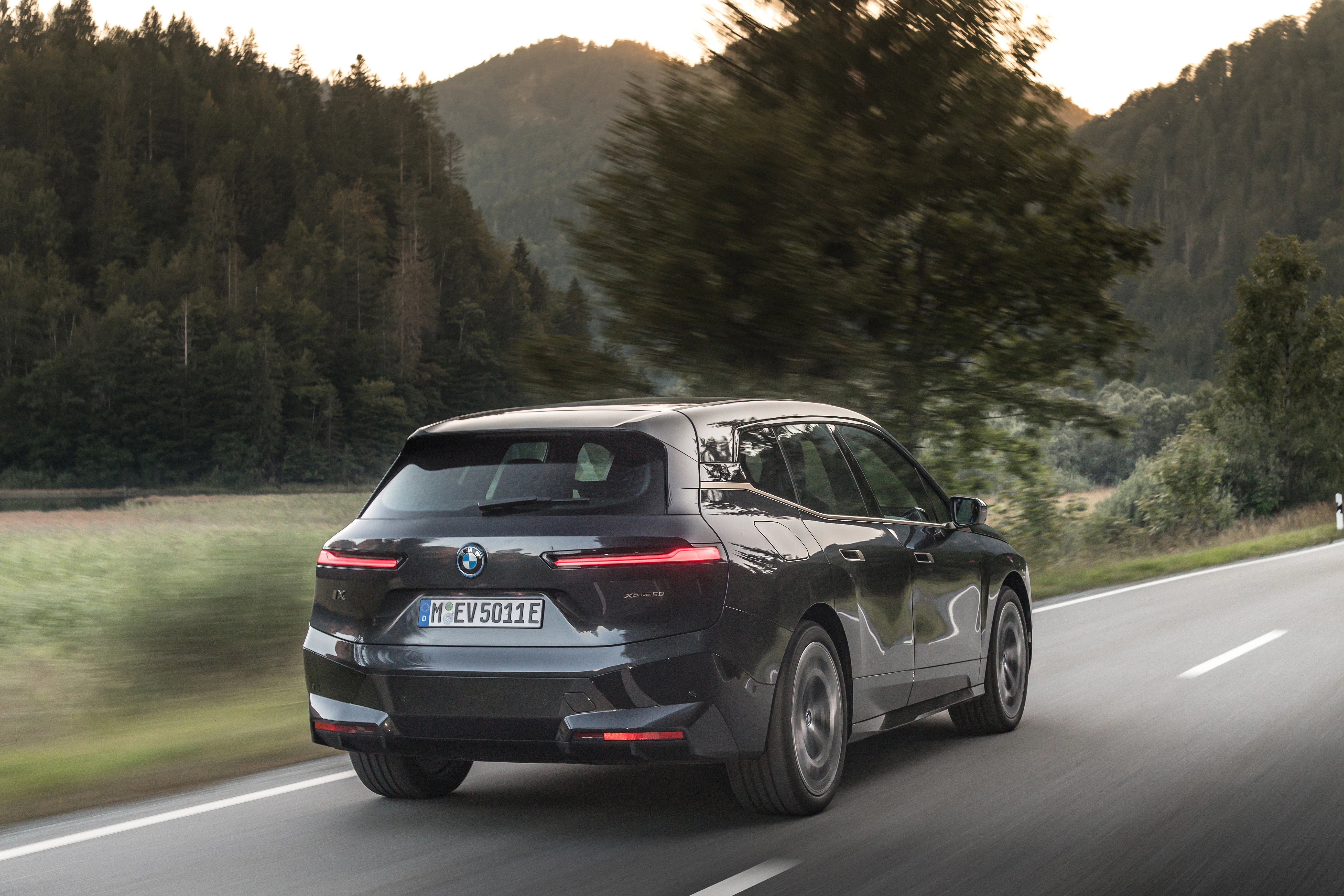 BMW iX Heck Dynamisch