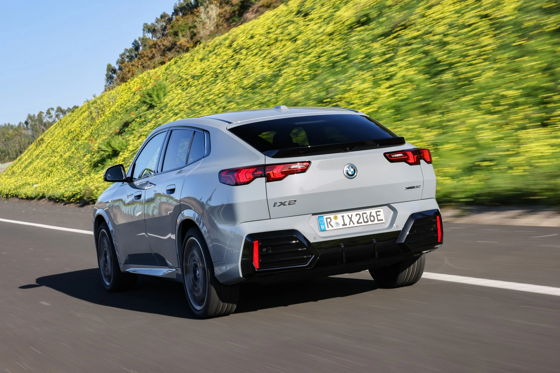 BMW iX2 Heck Dynamisch