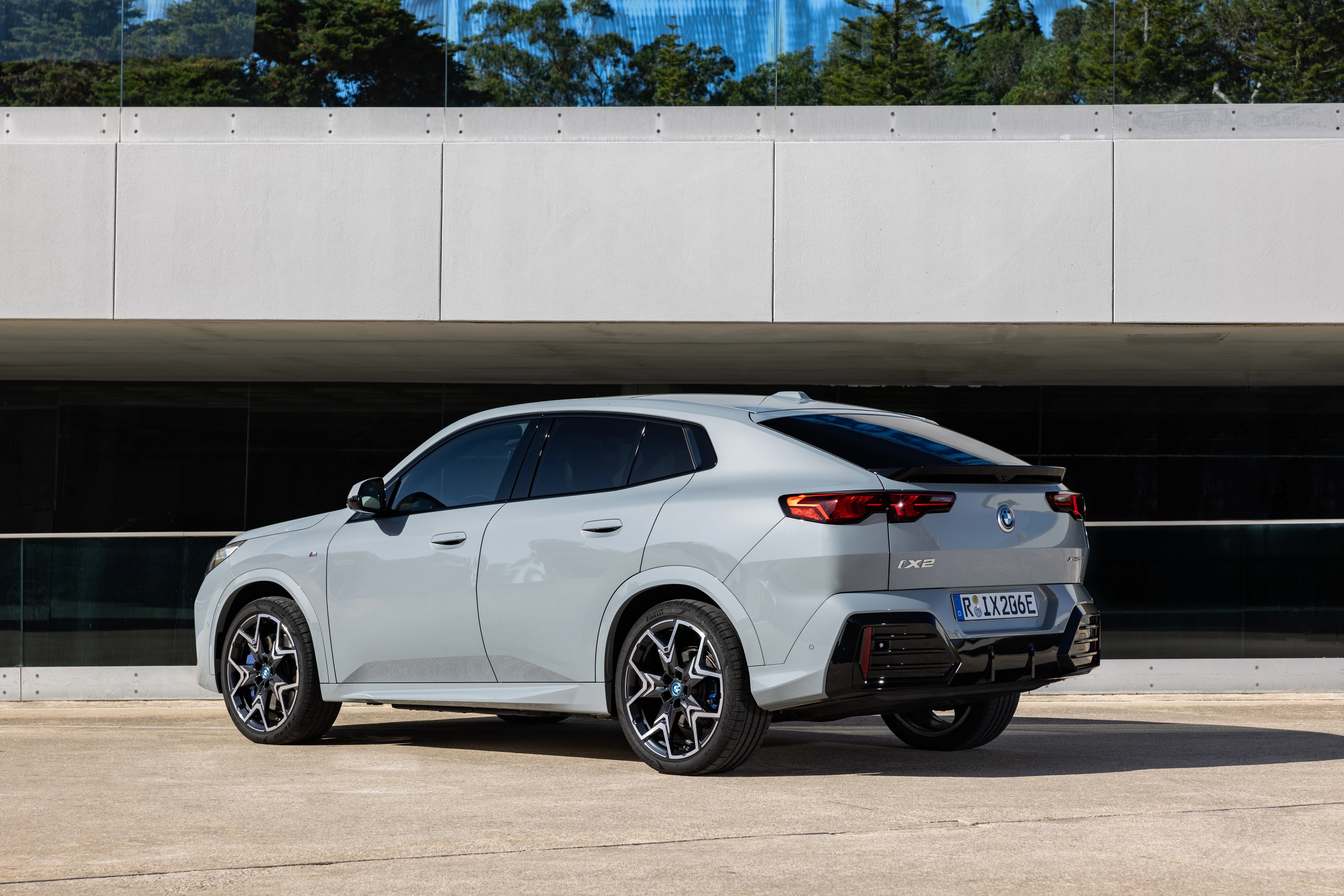 BMW iX2 Heck Statisch