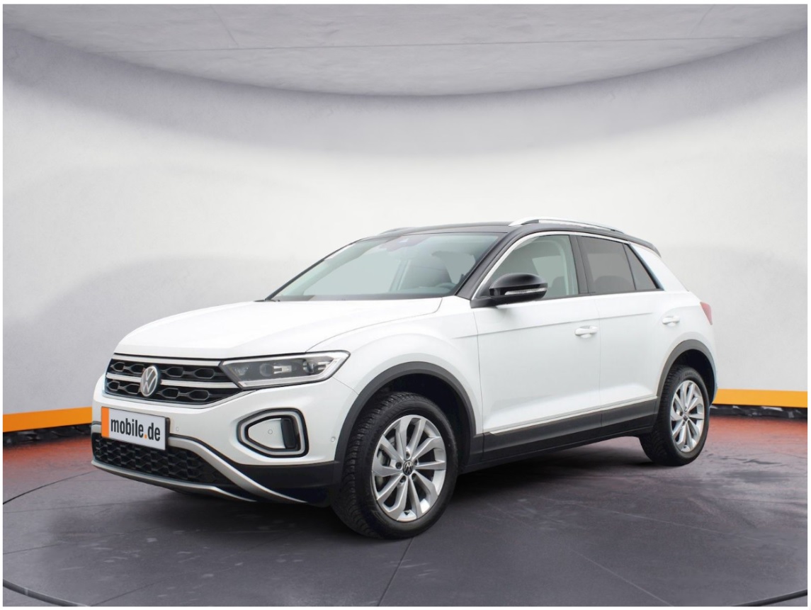 Ein weißer VW T-Roc im Autohaus